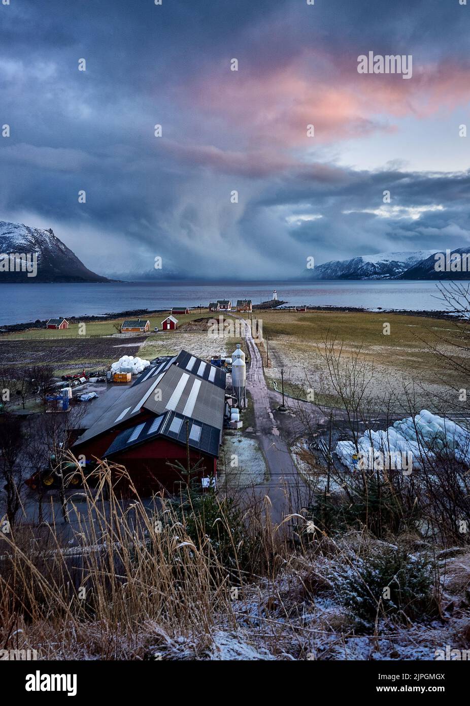 L'isola di Godøy in inverno, Sunnmøre, Møre og Romsdal, Norvegia. Foto Stock