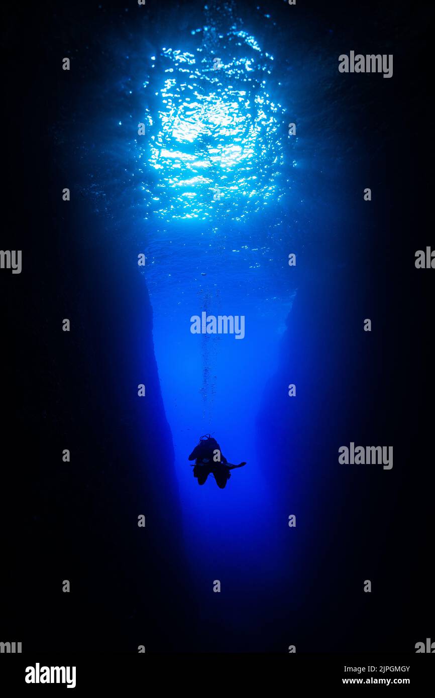 Immersione nel tunnel del mare interno a Gozo, Malta Foto Stock