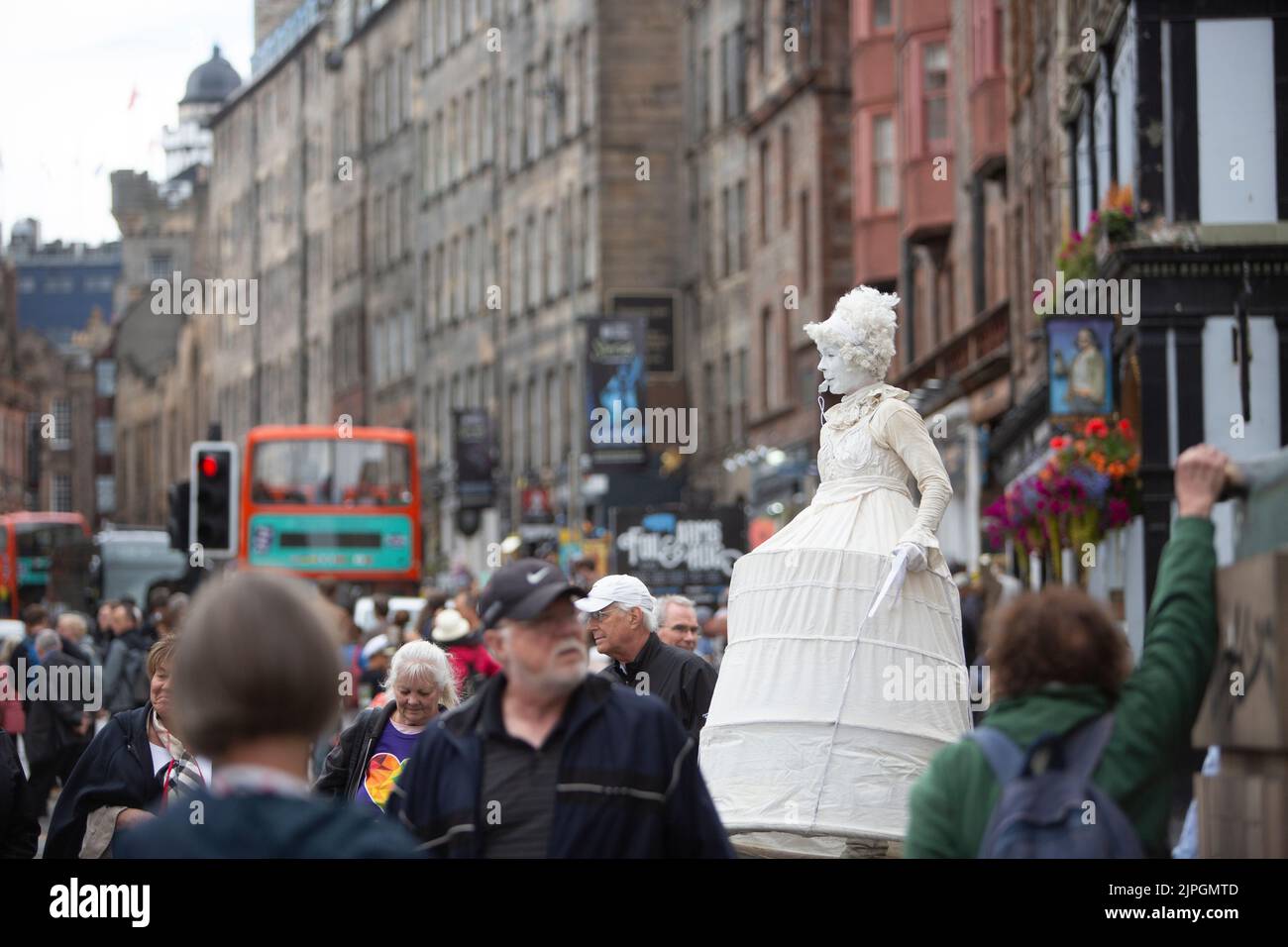 Edimburgo. Scozia, Regno Unito. 18th ago, 2022. Spettacolo Edinburgh Fringe sul Royal Mile. PIC Credit: Pako Mera/Alamy Live News Foto Stock