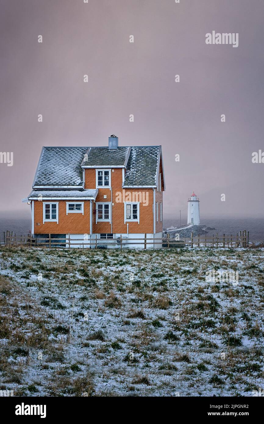 Casa solitaria con faro Høgsteinen su Godøy, Sunnmøre, Møre og Romsdal, Norvegia. Foto Stock