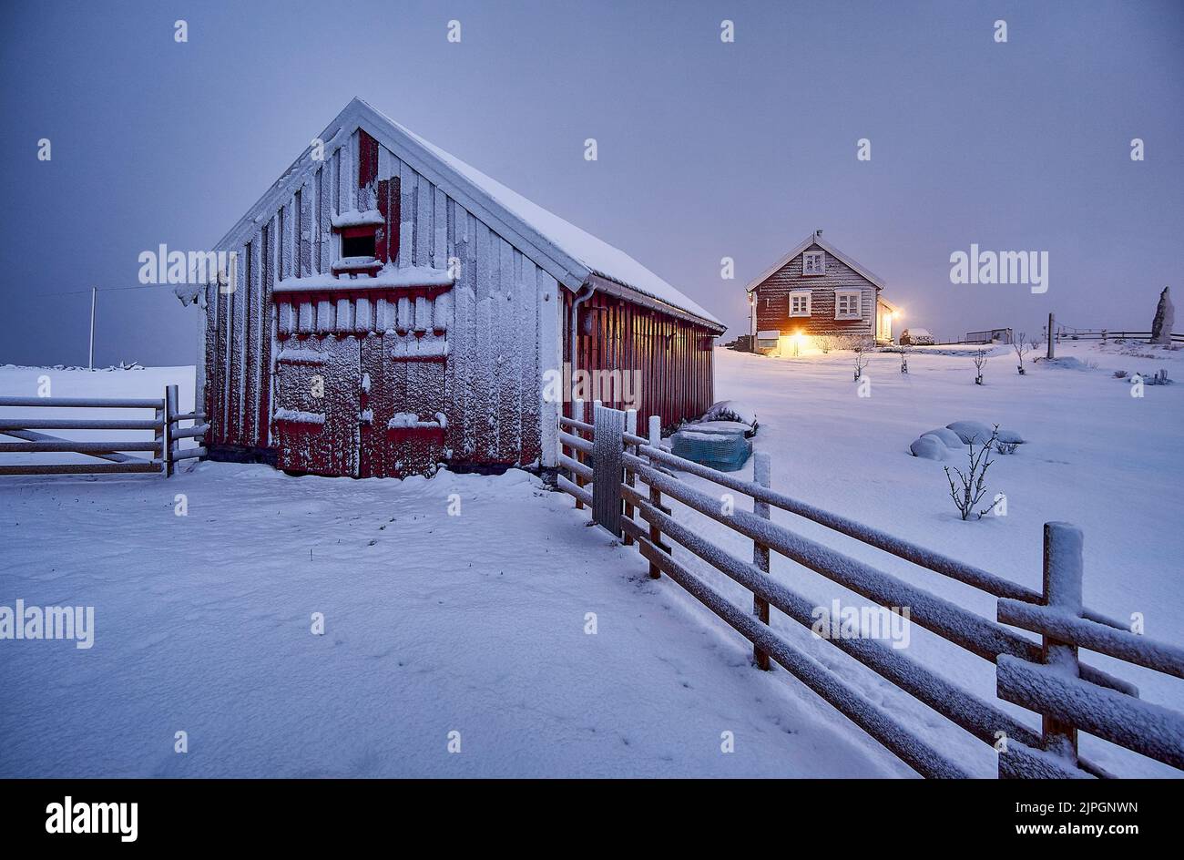 Casa solitaria a Høgsteinen su Godøy, Sunnmøre, Møre og Romsdal, Norvegia. Foto Stock