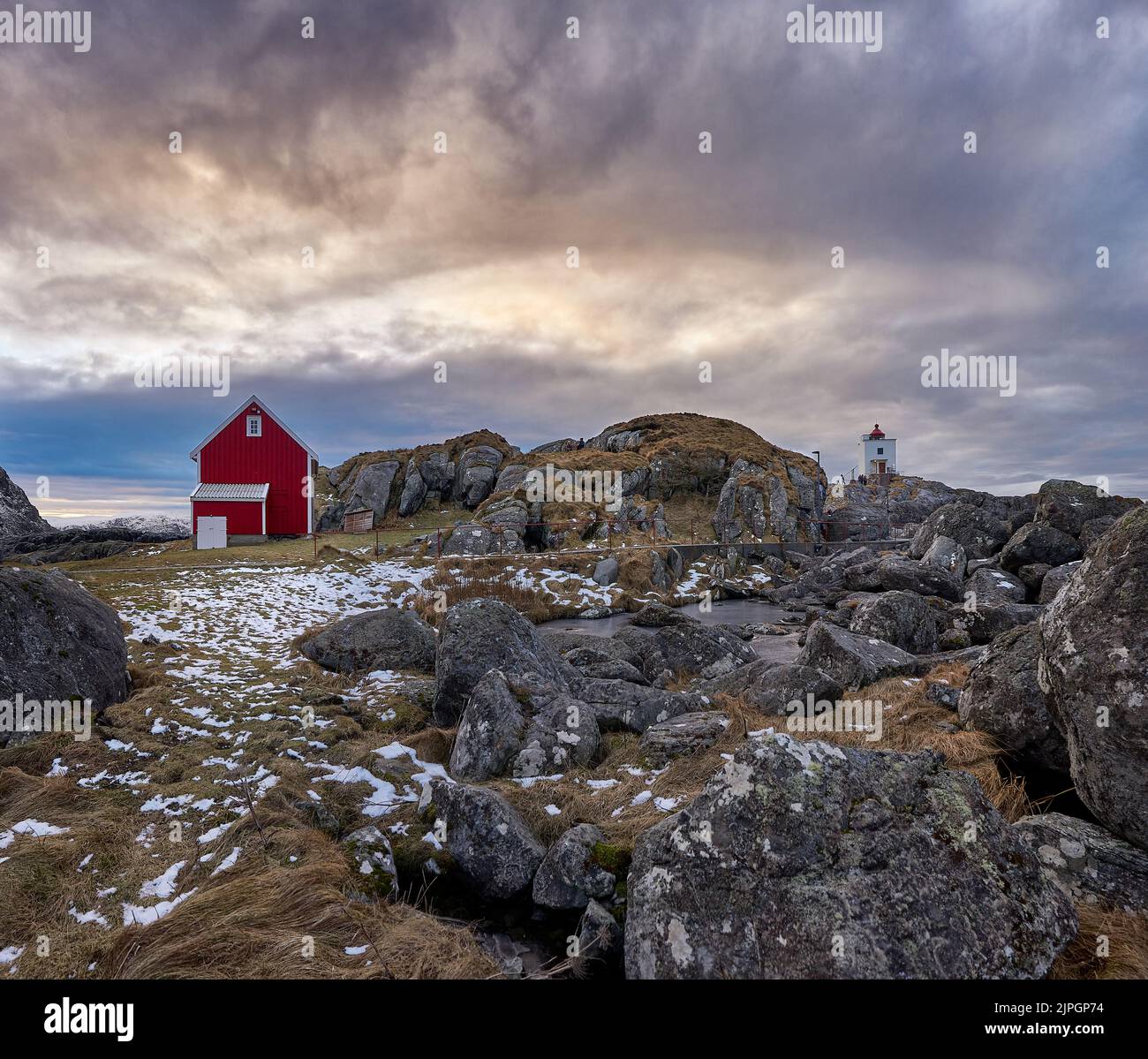 Cabine a Haramsøya con turbine eoliche in cima alla sua montagna, Ålesund, Møre og Romsdal, Norvegia. Foto Stock