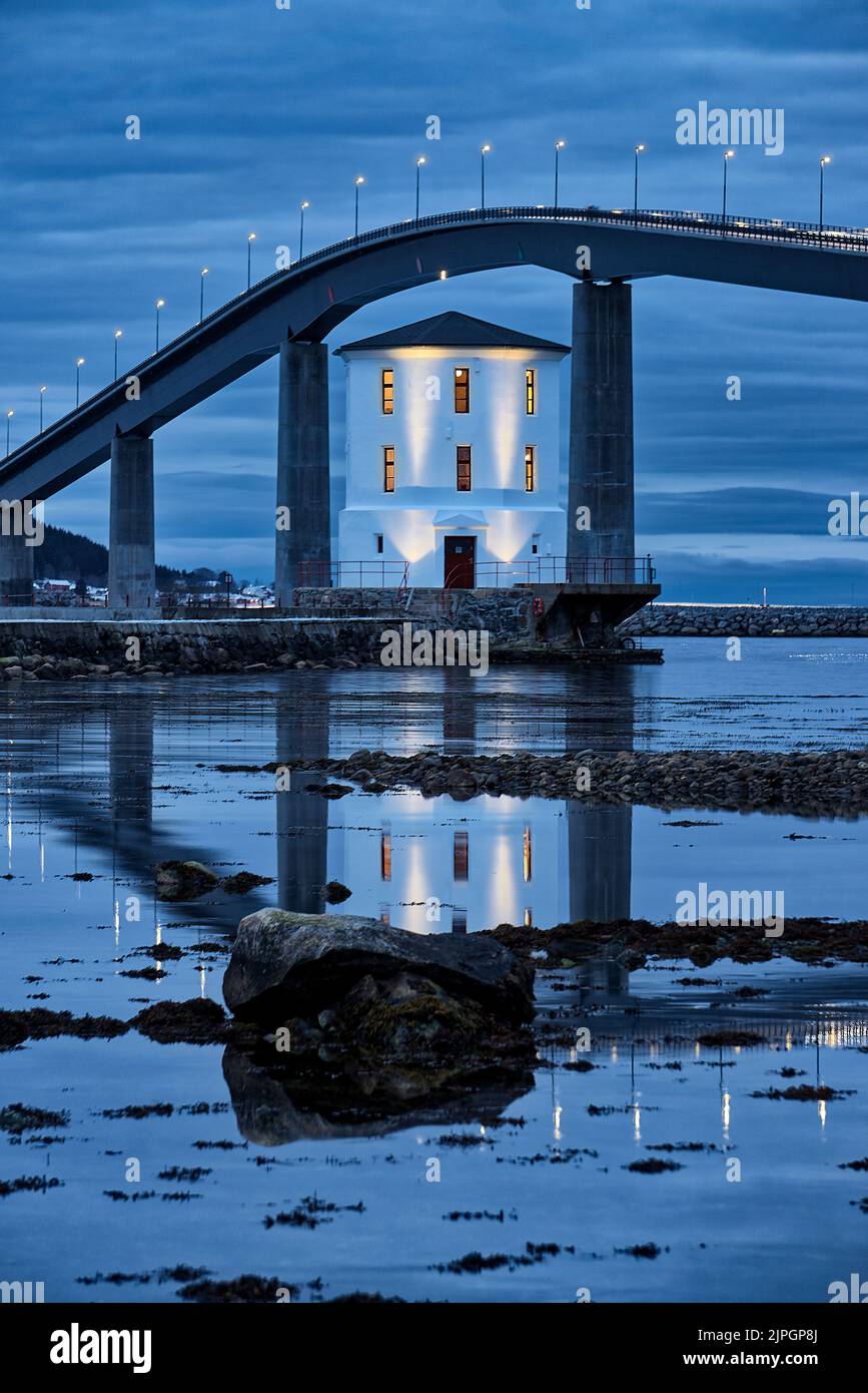 Faro di Lepsøyrevet con ponte Lepsøy sullo sfondo, Haramsøya, Ålesund, Møre og Romsdal, Norvegia. Foto Stock