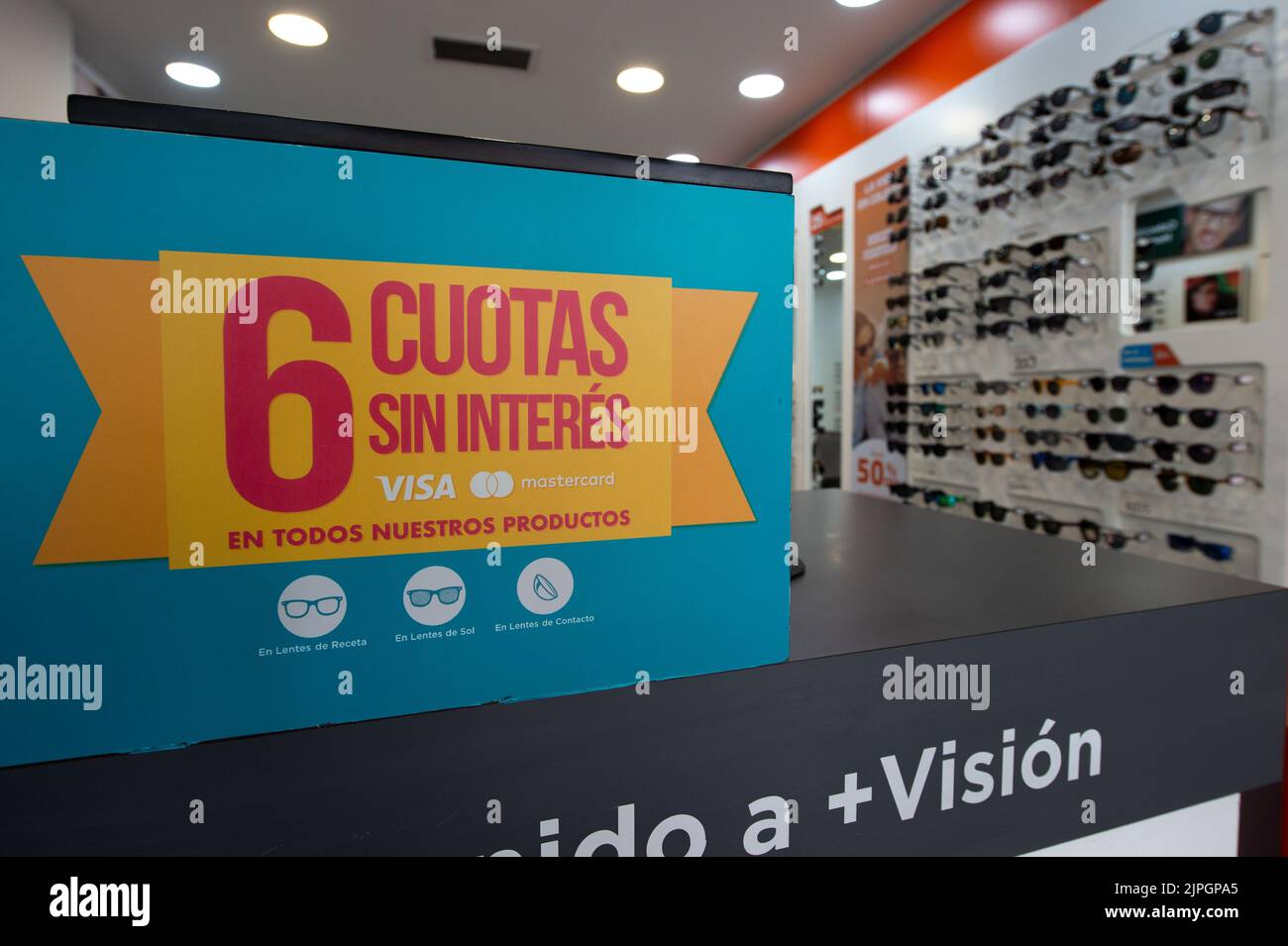 Buenos Aires, Argentina. 08th ago, 2022. Un segno offre di comprare gli occhiali a rate senza interesse. A causa dell'elevata inflazione, i clienti stanno allungando i pagamenti per molti prodotti il più a lungo possibile. Credit: Florencia Martin/dpa/Alamy Live News Foto Stock