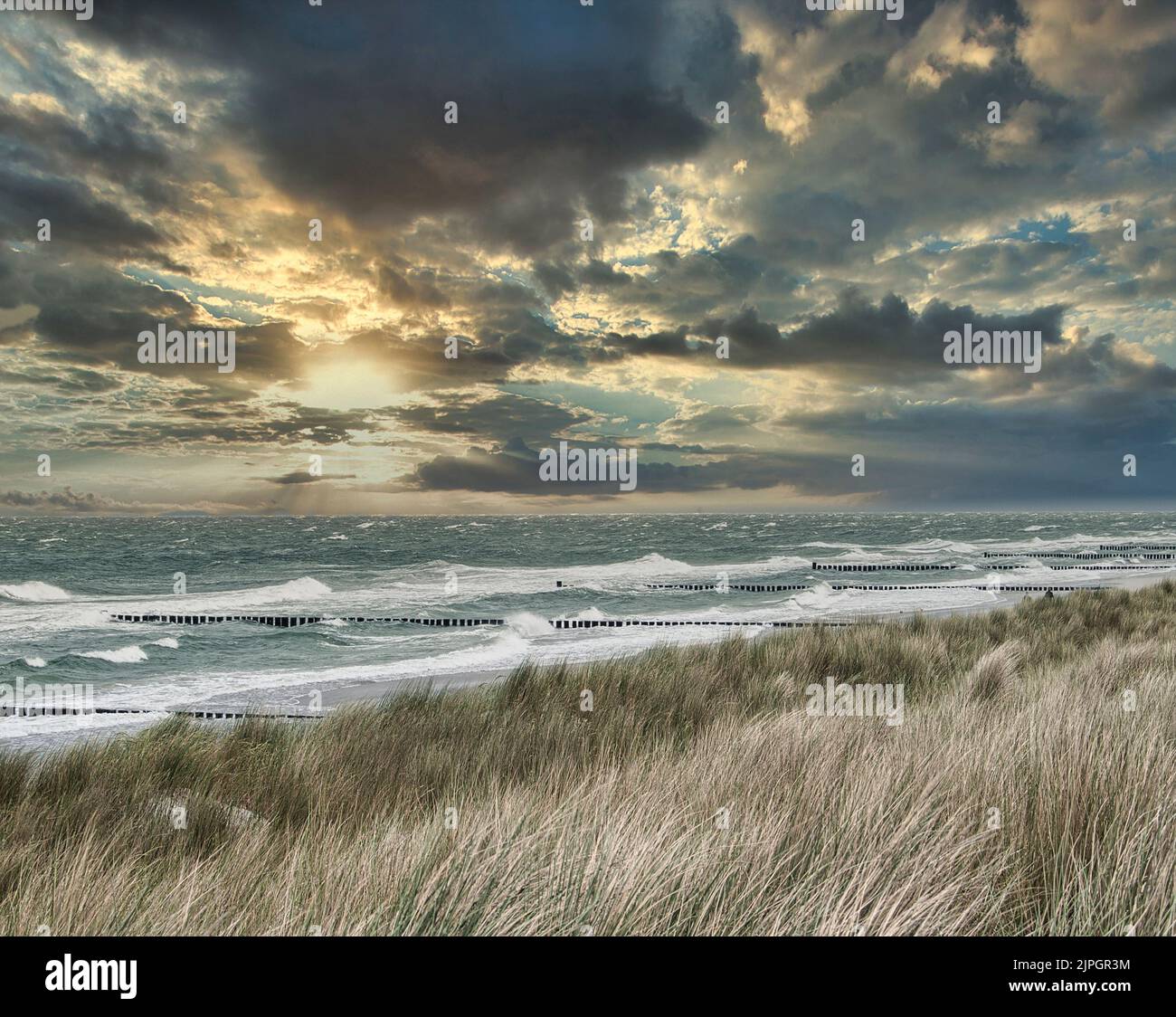 raggi del sole, mar baltico, cielo nuvoloso, drammatico, erba marram, raggi di sole, raggi di sole, raggi di sole, raggi di sole, sole, mari baltici, cielo nuvoloso, drammatici Foto Stock