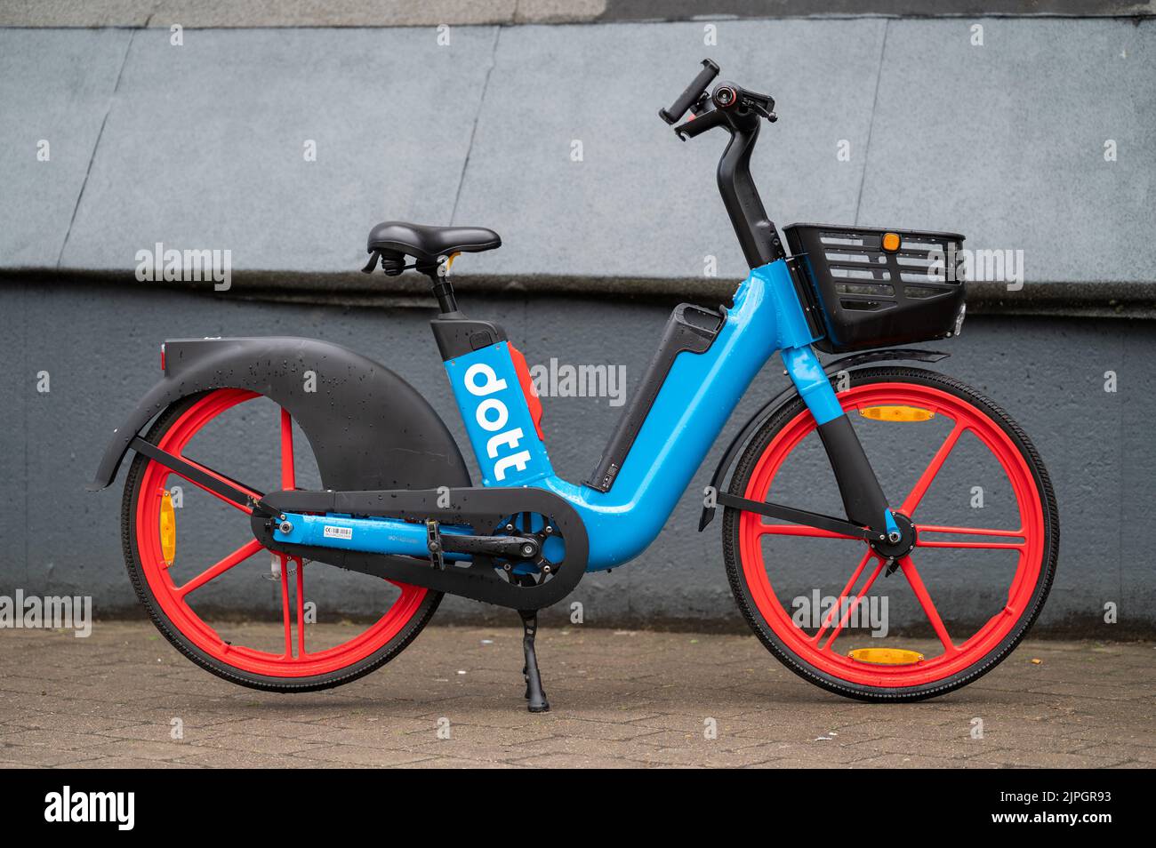 LONDRA - 20 maggio 2022: Bici elettrica blu e rossa a noleggio parcheggiata sul marciapiede Foto Stock