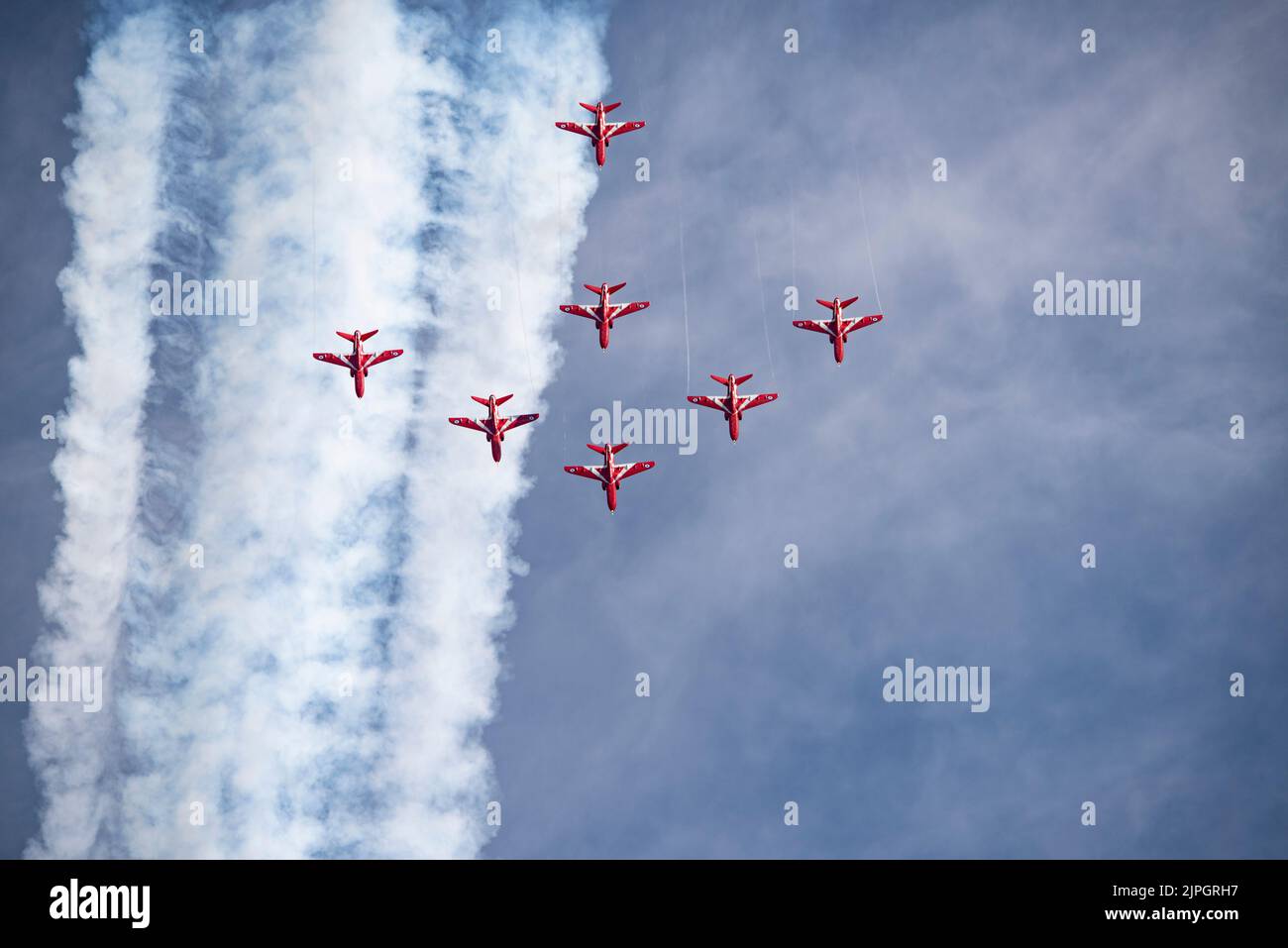 Volando in formazione la squadra britannica RAF Red Arrows Military Aerobatic Display Team loop il loop e si tuffa indietro durante la loro esposizione di volo al RIAT Foto Stock