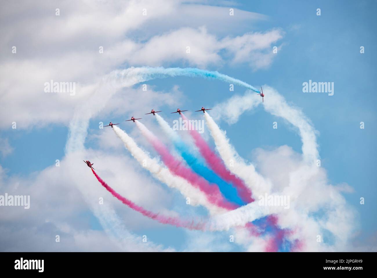 Il team britannico Royal Air Force Red Arrows Aerobatic Display sorvola il manouvre rotante Tornado su RAF Fairford al Royal International Air Tattoo Foto Stock