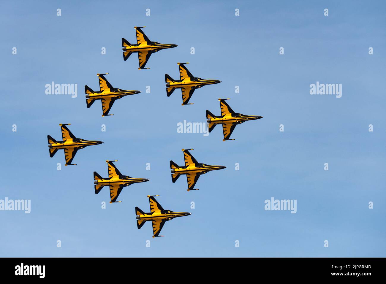 Otto jet trainer militari dell'aeronautica coreana Golden Eagle volano in una formazione di diamanti estremamente ravvicinata mentre si esibono all'International Air Tattoo Foto Stock