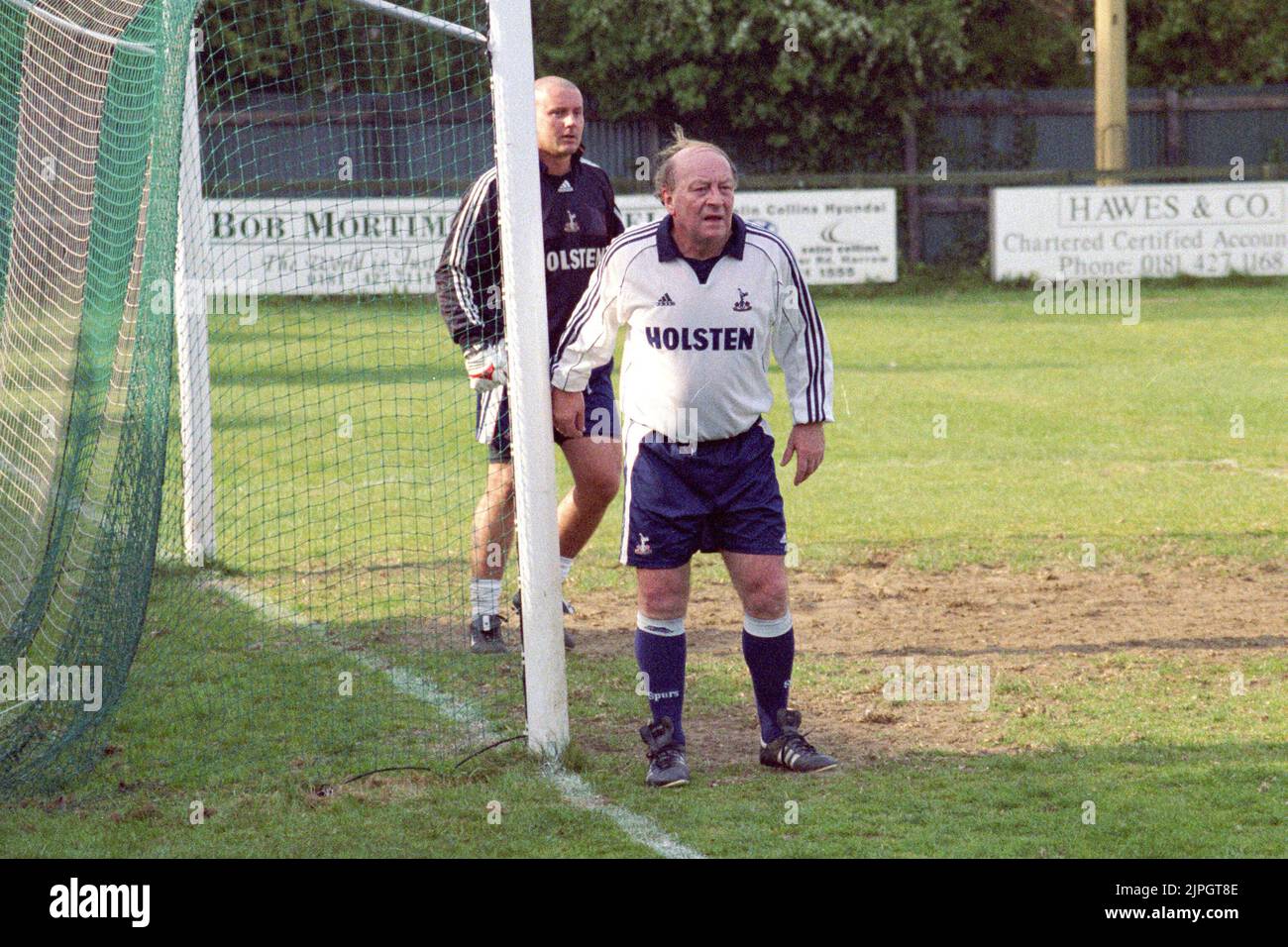 Ralph Coates ha 56 anni, un ex calciatore di Burnley, Tottenham e Inghilterra, giocando in una ex squadra di Tottenham a Wealdstone nel 2002 Foto Stock Ralph Coates ha 56 anni, un ex calciatore di Burnley, Tottenham e Inghilterra, giocando in una ex squadra di Tottenham a Wealdstone nel 2002 Foto Stock