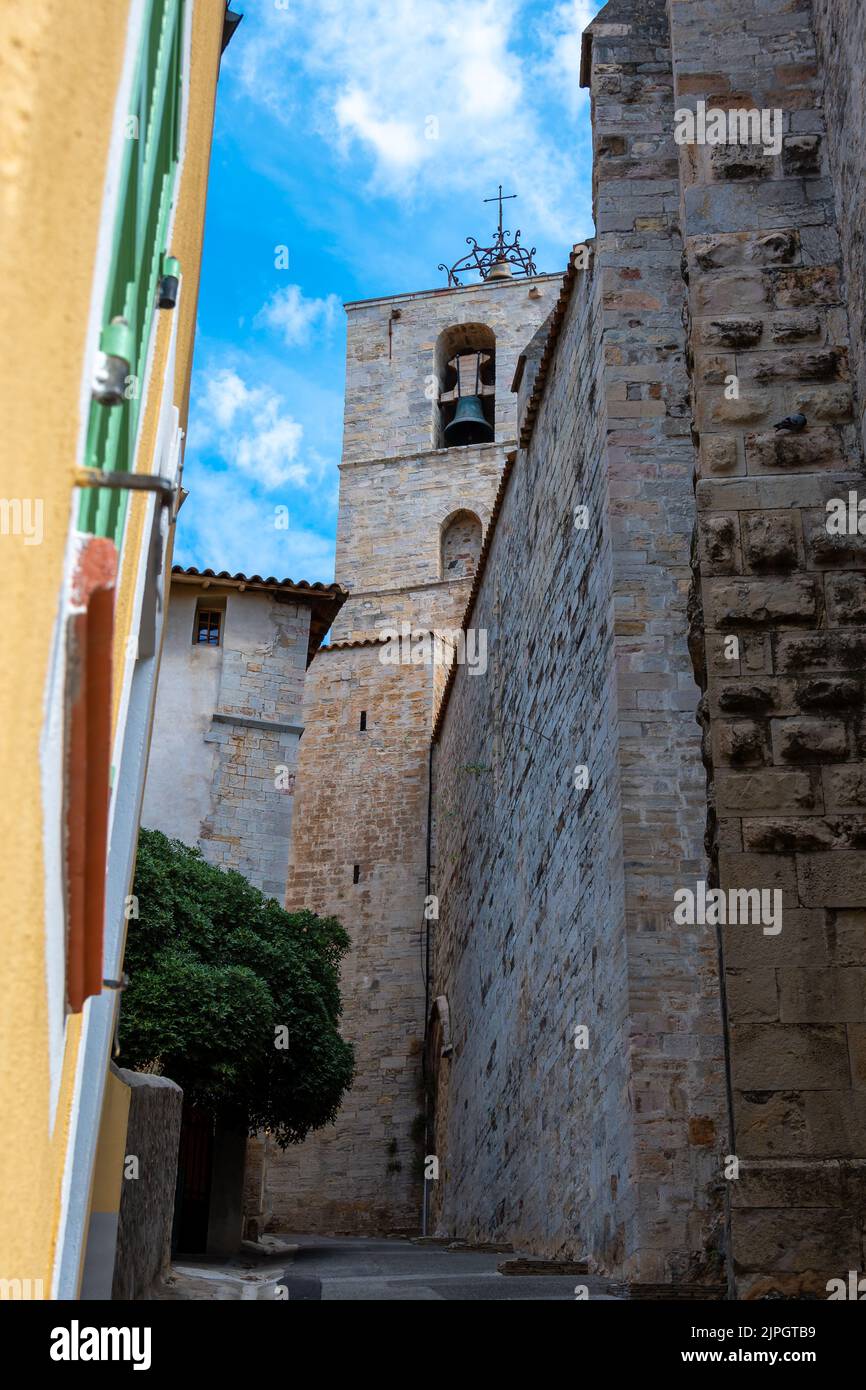Campanile della chiesa collegiata di Saint-Paul, visto da una strada stretta nel centro storico di Hyères, Francia Foto Stock