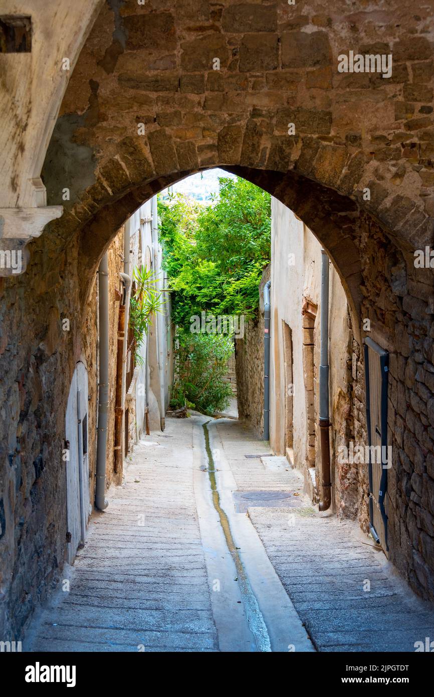 Vista esterna del passaggio Jules-Romains, un vicolo coperto vecchio periodo rinascimentale situato nella vecchia città medievale di Hyères, Francia Foto Stock