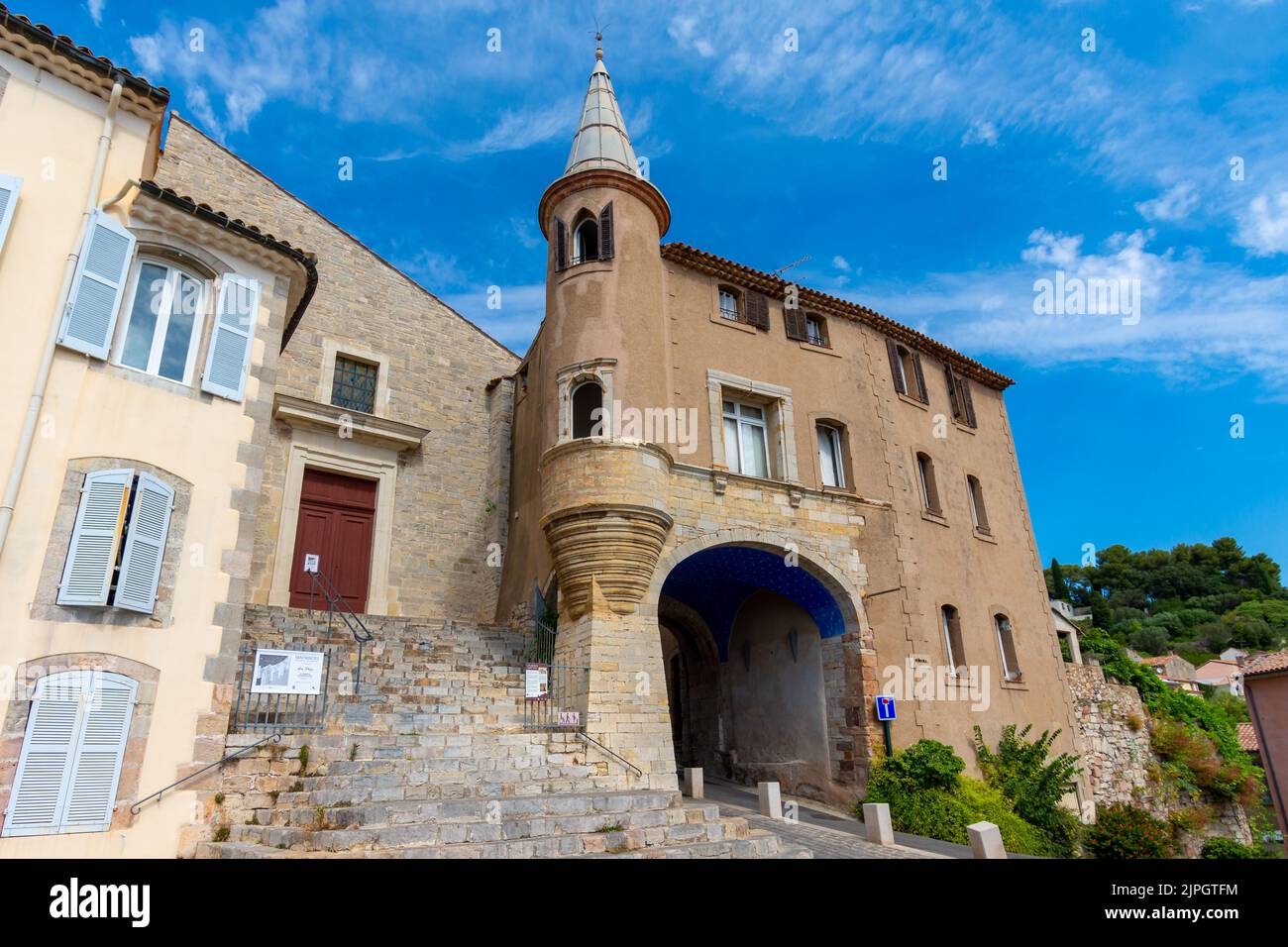 Vista esterna dell'edificio Peñiscola a Hyères, Francia, con il suo portico costruito nel 16th ° secolo davanti alla porta Saint-Paul Foto Stock