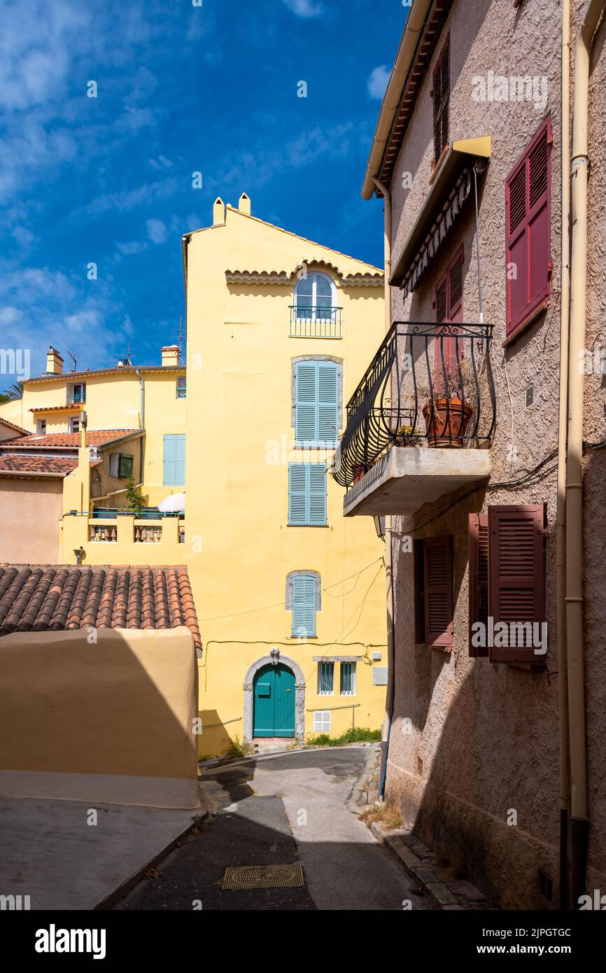 Case con facciate colorate nelle strette strade del centro storico di Hyères, in Francia, nel dipartimento francese del Var Foto Stock