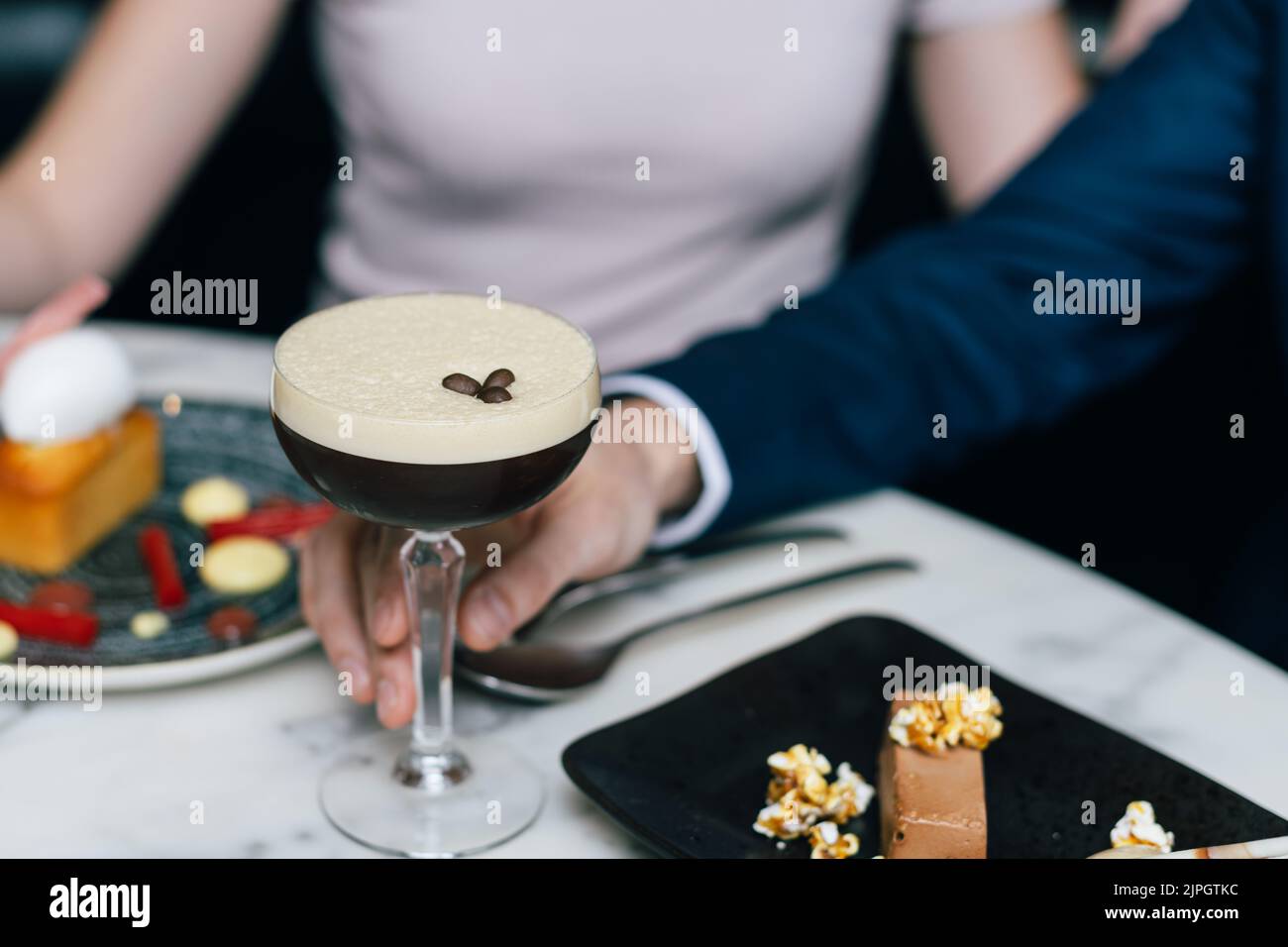 Coppia di cocktail espresso Martini con il loro dopo cena Dessert Foto Stock