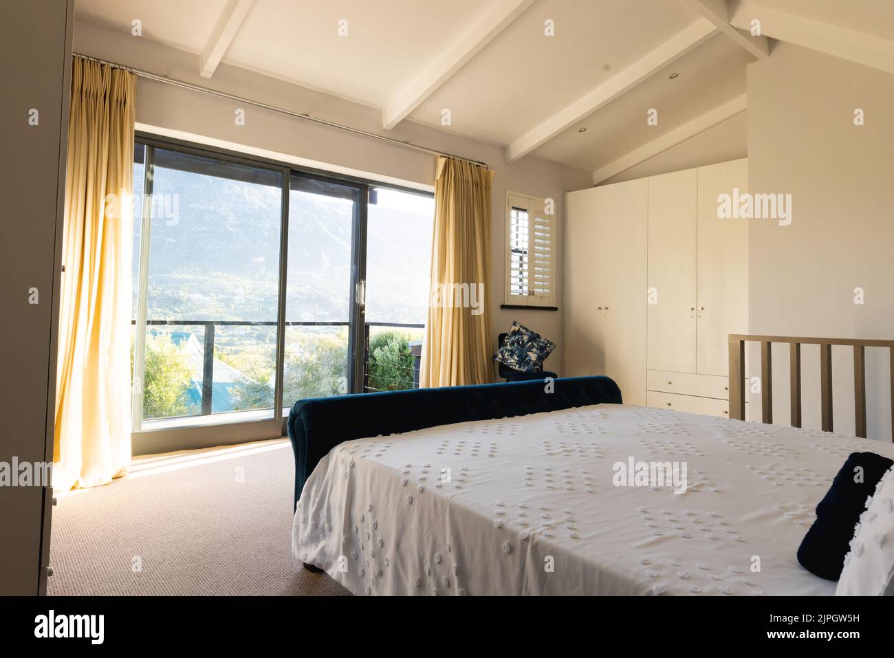 Vista generale degli interni di lusso della camera da letto con letto e armadio Foto Stock