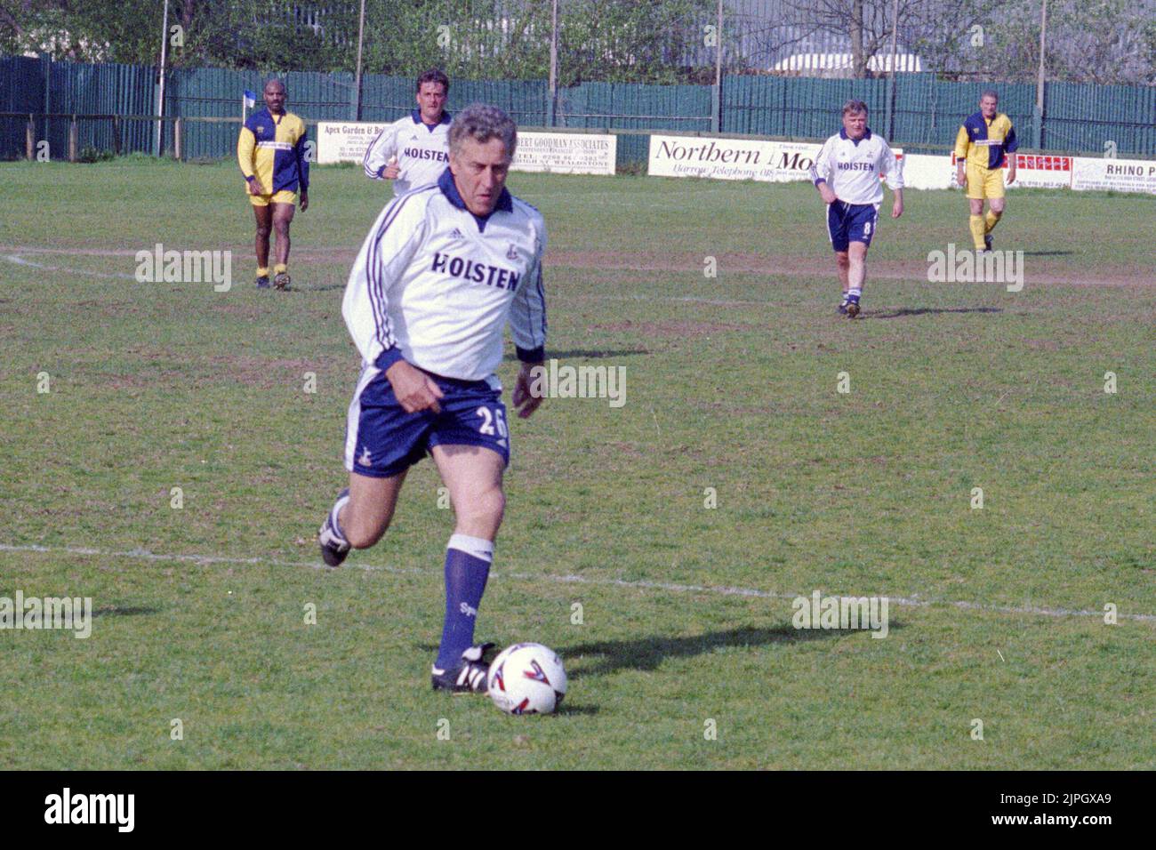 Martin Chivers di 57 anni, ex Southampton, Tottenham Hotspur e giocatore inglese che gioca in una ex squadra di Tottenham nel 2002 Foto Stock Martin Chivers di 57 anni, ex Southampton, Tottenham Hotspur e giocatore inglese che gioca in una ex squadra di Tottenham nel 2002 Foto Stock