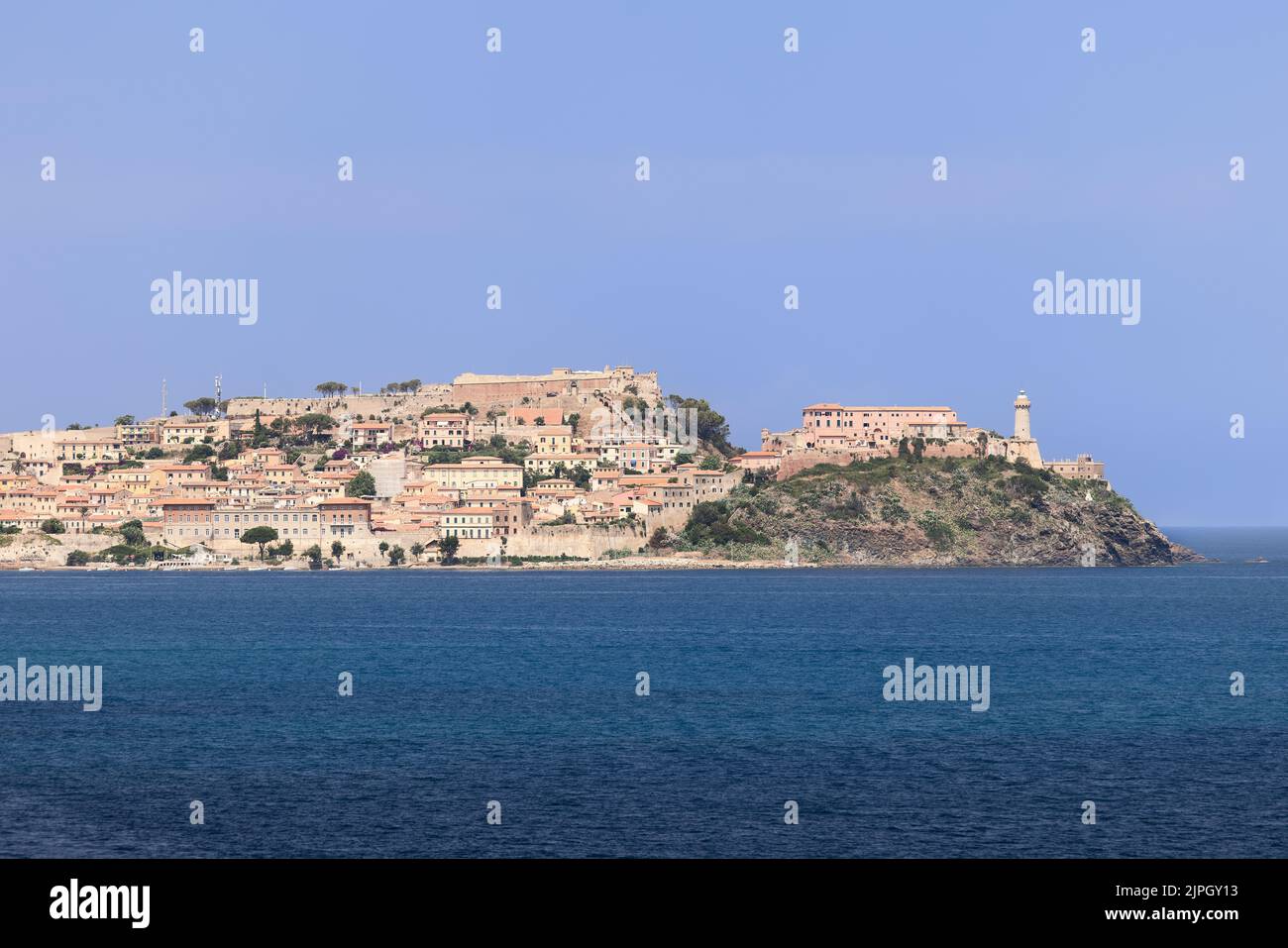 Vista panoramica dal mare alla città di Portoferraio con i suoi leggendari edifici che ne hanno fatto la storia - Forte Stella, Forte Falcone, Isola d'Elba Foto Stock