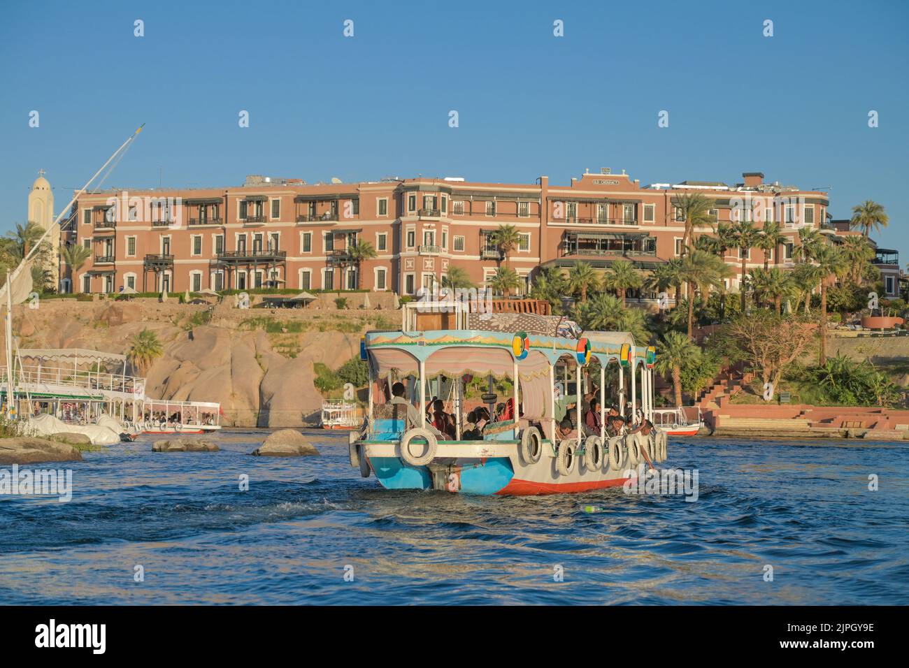 Ausflugboote auf dem Nil, Old Cataract Hotel, Assuan, Ägypten Foto Stock