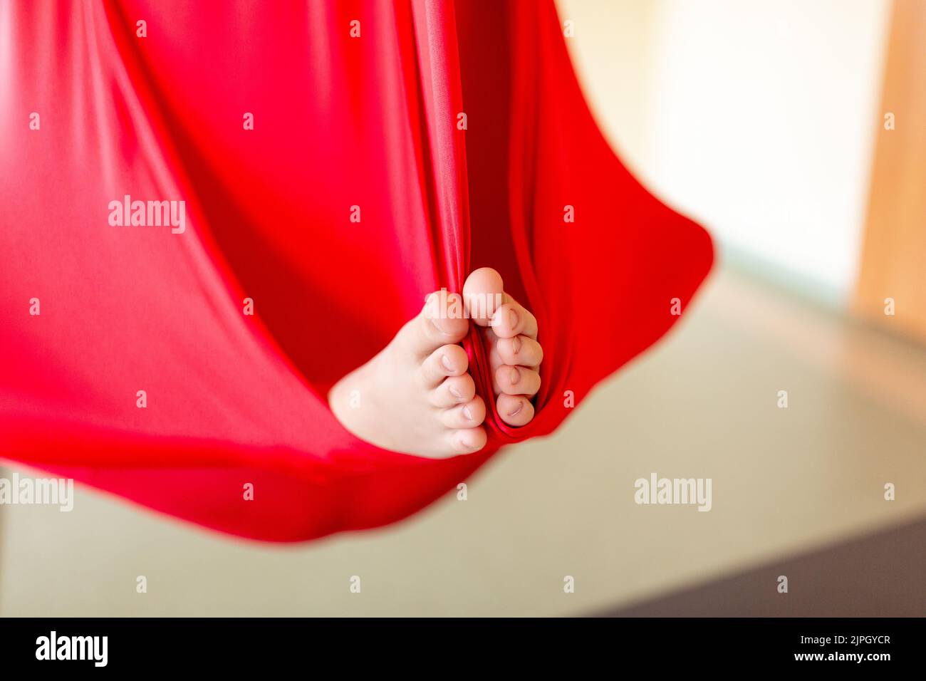 Lezione di yoga aerea per bambini Foto Stock