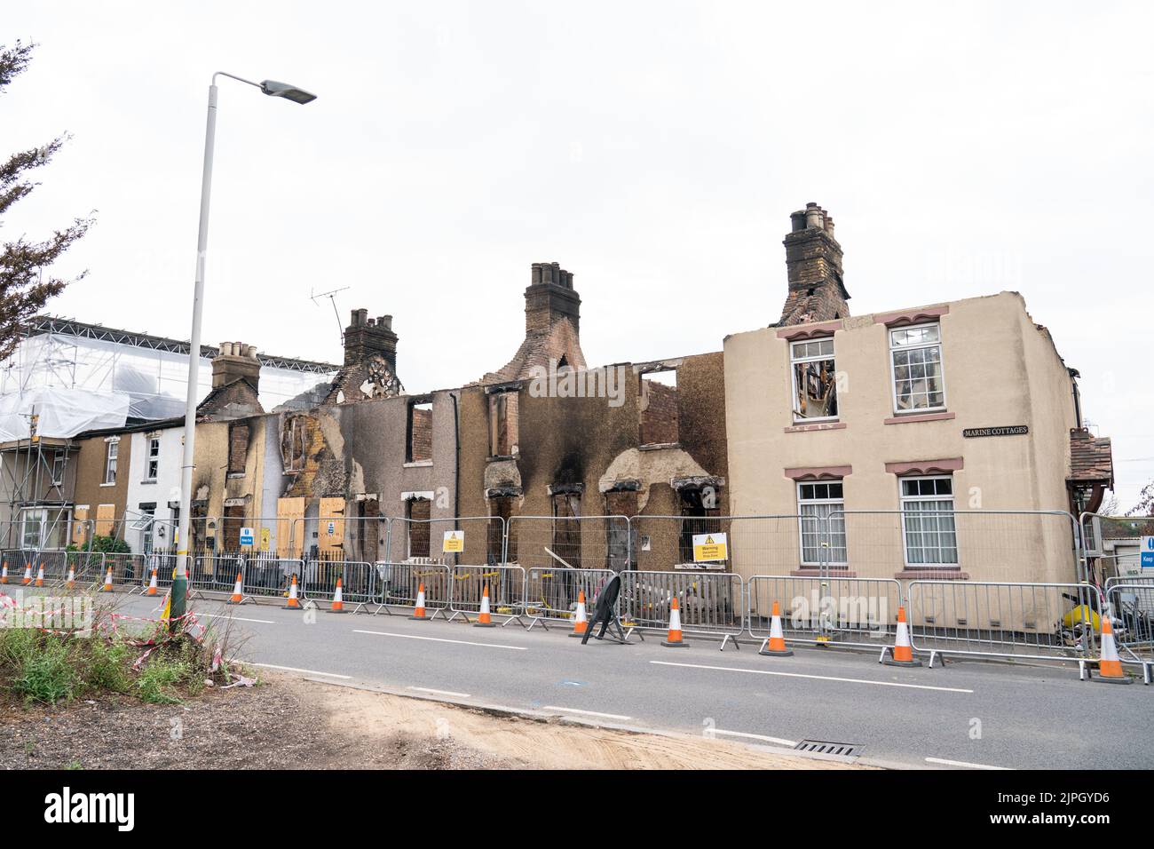 Il fuoco ha danneggiato le case nel villaggio di Wennington, in Havering, Londra orientale dopo un blaze il 19th luglio dovuto il tempo caldo. Data immagine: Giovedì 18 agosto 2022. Foto Stock