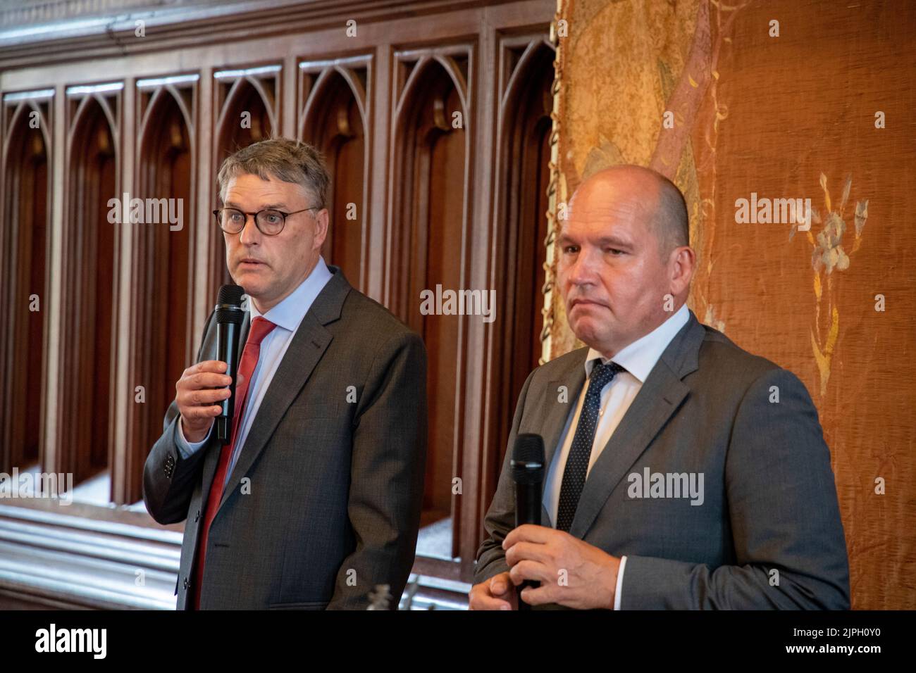 Herve Verhoosel e Brussel-bruxelles sindaco Philippe Chiudi nella foto durante una conferenza stampa per discutere il prossimo matrimonio della principessa Maria-Laura del Belgio e William Isvy, giovedì 18 agosto 2022, a Bruxelles. FOTO DI BELGA NICOLAS MAETERLINCK Foto Stock