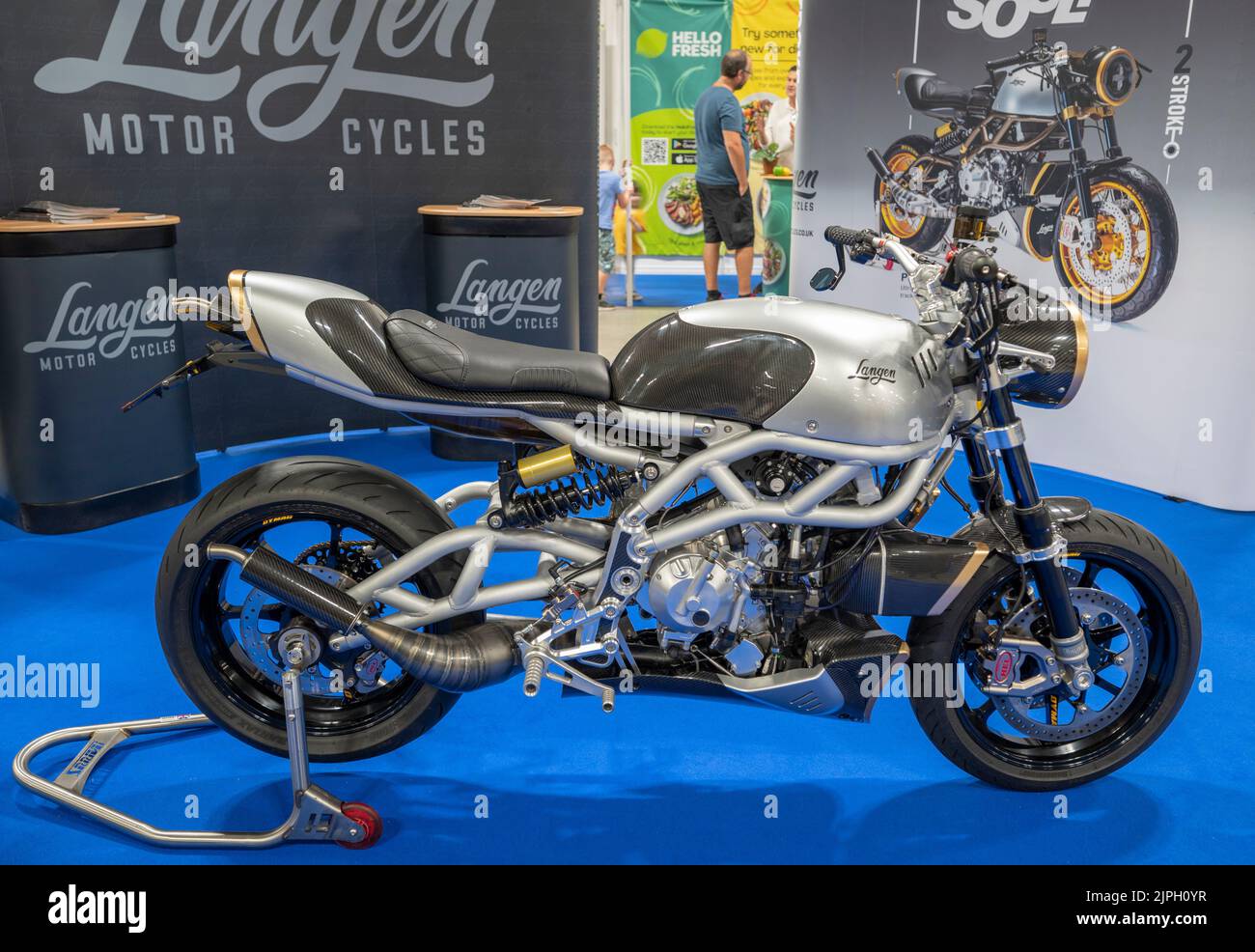 Farnborough International, Hampshire, Regno Unito. 18 agosto 2022. Il British Motor Show, che incorpora l'Electric Motor Show, si svolge dal 18-21 agosto e presenta nuove auto, auto classiche, supercar, azione dal vivo, celebrità automobilistiche, spettacoli di acrobazie, test drive e giri mozzafiato per i passeggeri. Immagine: La motocicletta a due tempi Langen di produzione britannica utilizza materiali e processi di fabbricazione aggiornati. Credit: Malcolm Park/Alamy Live News Foto Stock