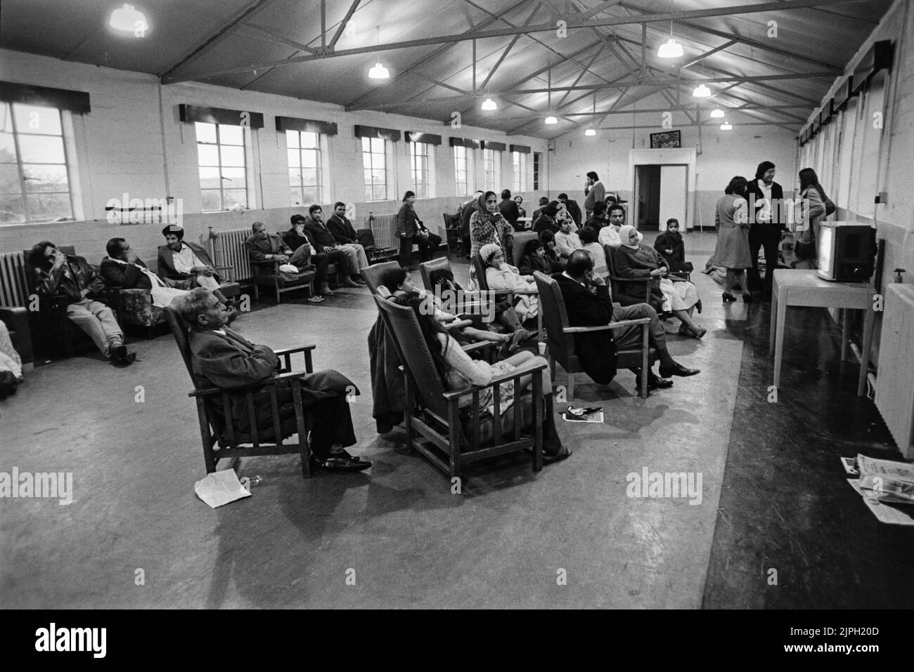 Rifugiati ugandesi asiatici a Plasterdown Camp Dartmoor Devon guardare la televisione in una sala comune 1972 Foto Stock