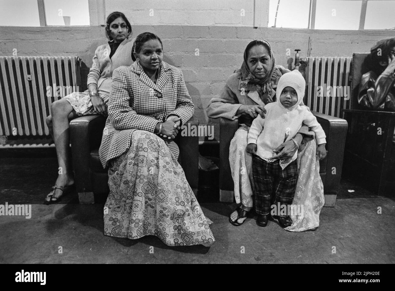 Rifugiati ugandesi asiatici a Plasterdown Camp Dartmoor Devon tre donne e un bambino 1972 Foto Stock