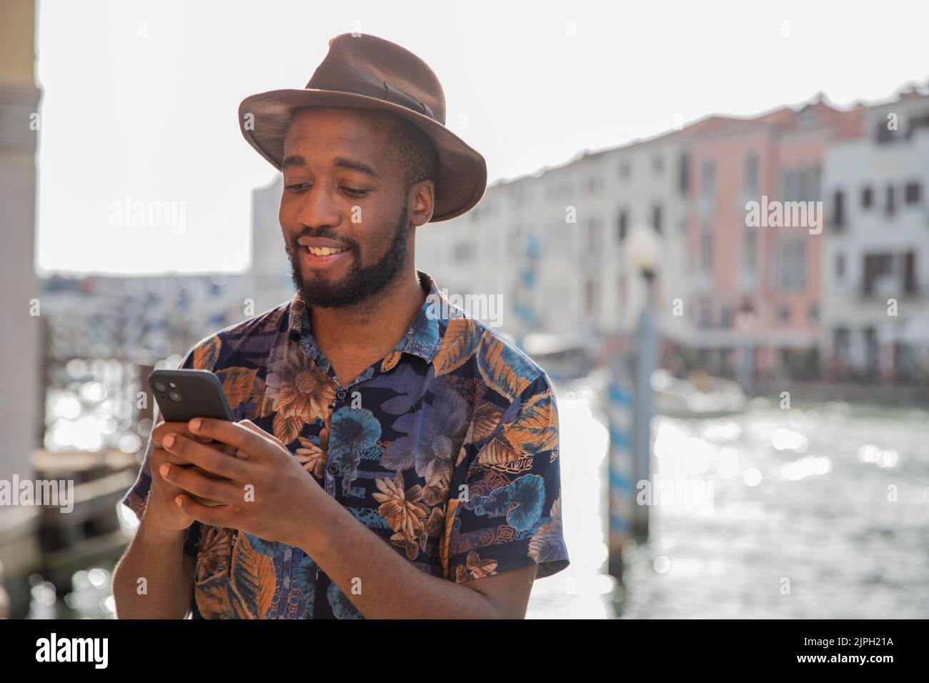 Un turista usa il suo smartphone mentre si trova a Venezia in Italia, concetto di tecnologia in vacanza Foto Stock