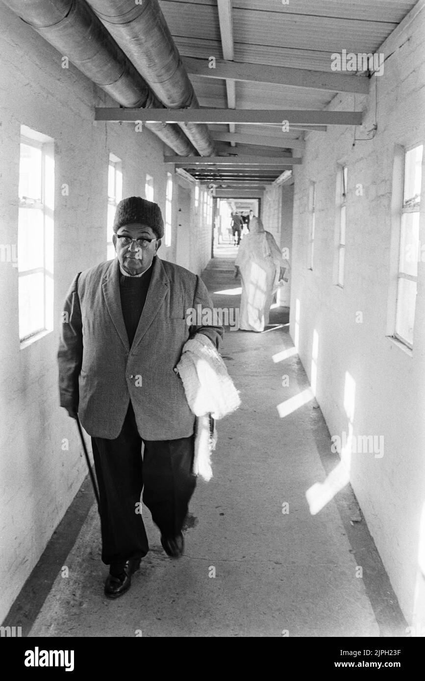 Rifugiati ugandesi asiatici a Plasterdown Camp Dartmoor Devon anziano uomo in caserma coridoor 1972 Foto Stock