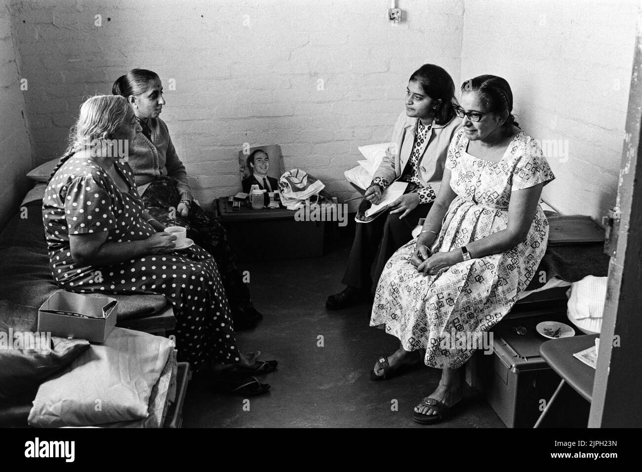 Rifugiati ugandesi asiatici a Plasterdown Camp Dartmoor Devon gruppo di donne che hanno tè 1972 Foto Stock