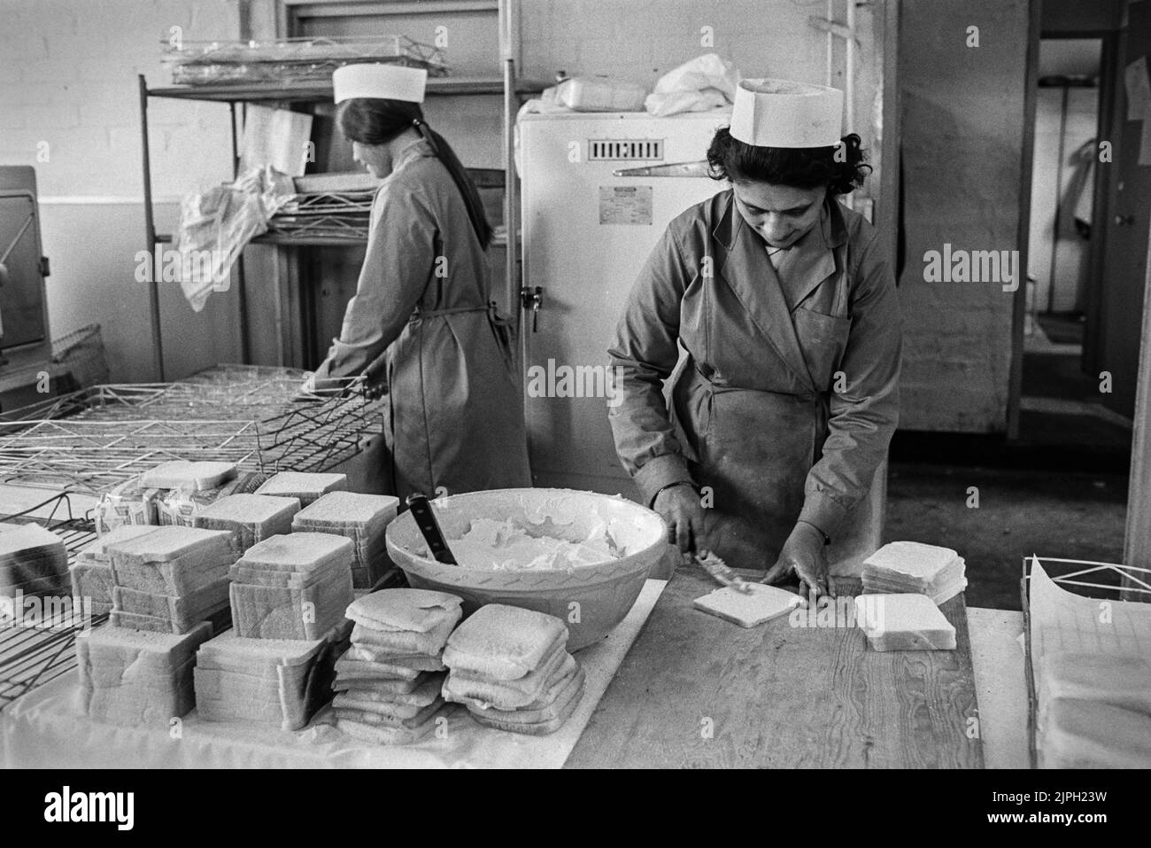Rifugiati ugandesi asiatici a Plasterdown Camp Dartmoor Devon cucina fare sandwich 1972 Foto Stock