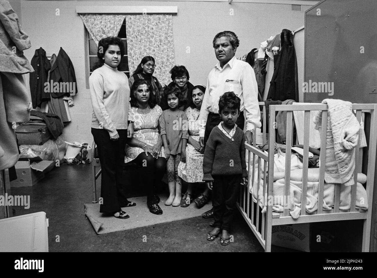 Rifugiati ugandesi asiatici nella famiglia Plasterdown Camp Dartmoor Devon nella loro stanza 1972 Foto Stock