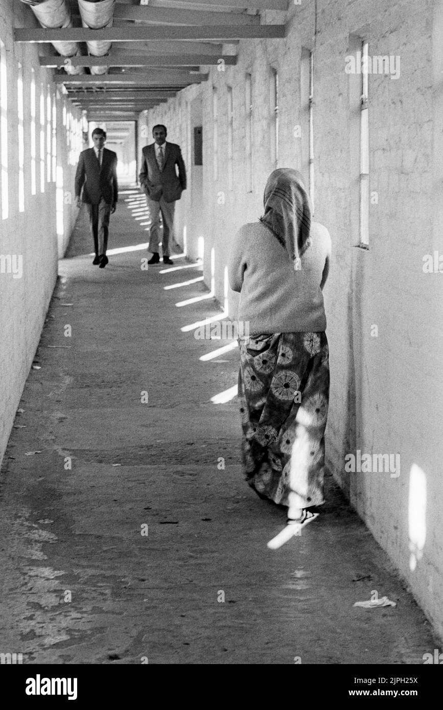 Rifugiati ugandesi asiatici nel campo di Plasterdown Dartmoor Devon corridoio del campo 1972 Foto Stock