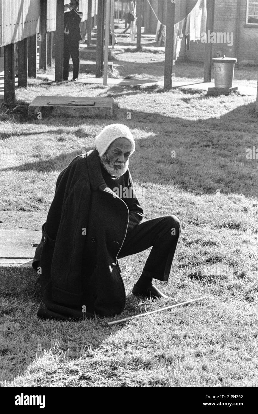 Rifugiati ugandesi asiatici a Plasterdown Camp Dartmoor Devon anziano seduto sul terreno 1972 Foto Stock