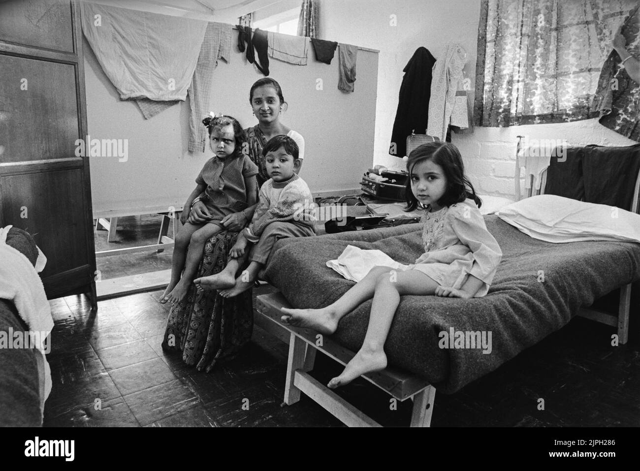 Rifugiati ugandesi asiatici a Plasterdown Camp Dartmoor Devon madre e tre bambini nella loro stanza 1972 Foto Stock