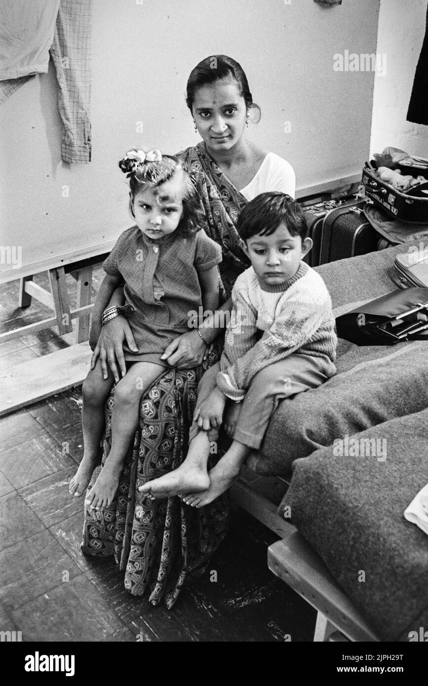 Rifugiati ugandesi asiatici a Plasterdown Camp Dartmoor Devon madre e tre bambini nella loro stanza 1972 Foto Stock