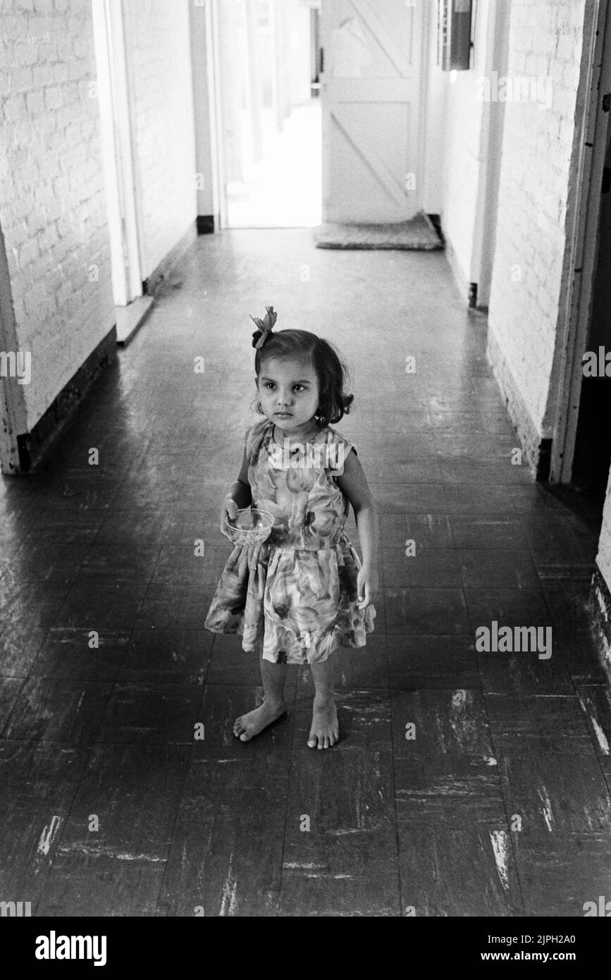 Rifugiati ugandesi asiatici a Plasterdown Camp Dartmoor Devon giovane ragazza in un corridoio 1972 Foto Stock