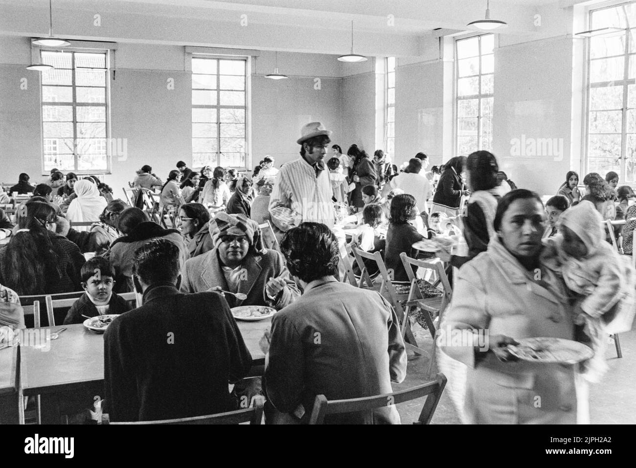 Rifugiati ugandesi asiatici nella sala da pranzo Stradenshall Camp Suffolk 1972 Foto Stock