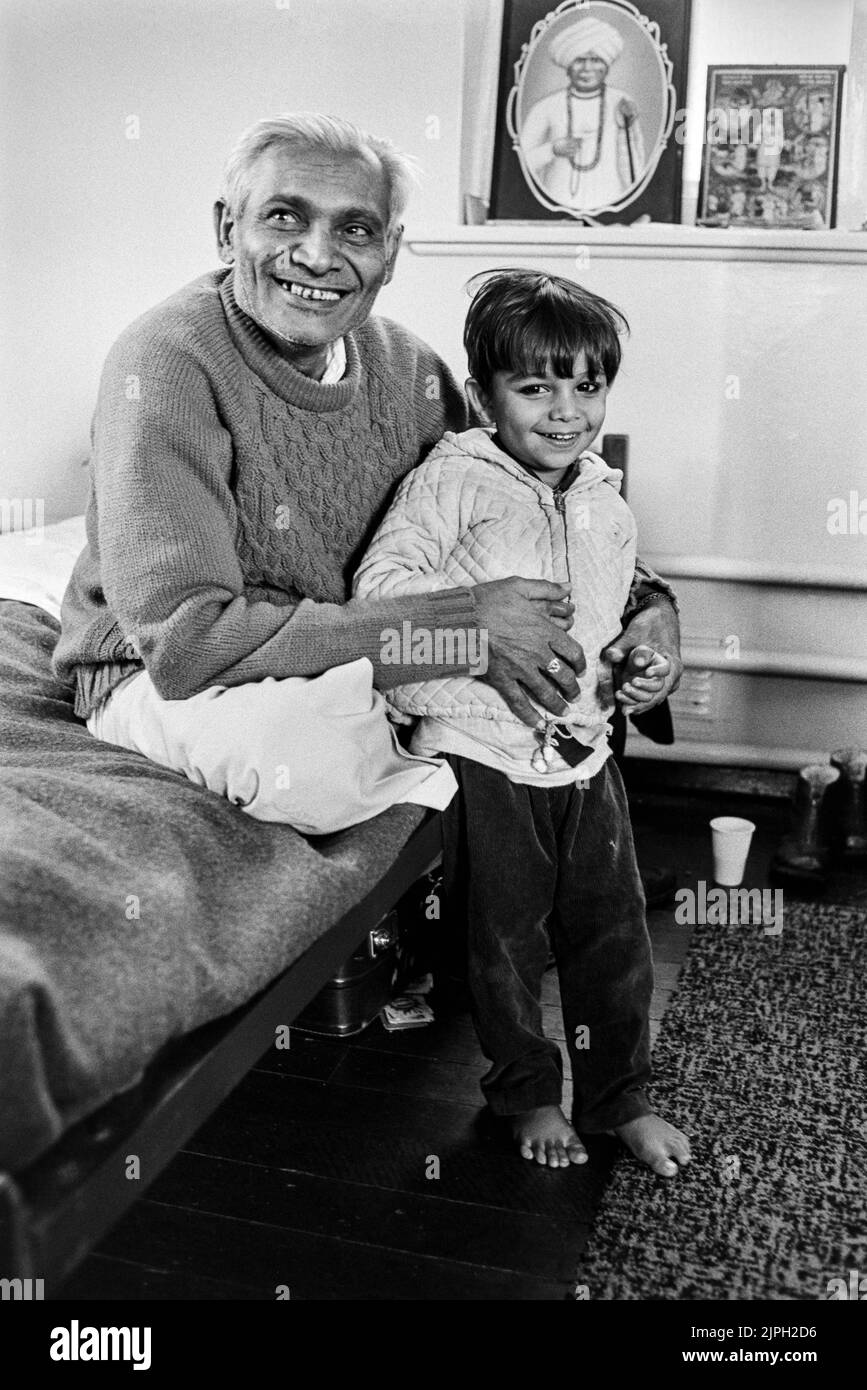 Rifugiati ugandesi asiatici a Stradenshall Camp Suffolk vecchio nella sua stanza con suo nipote 1972 Foto Stock