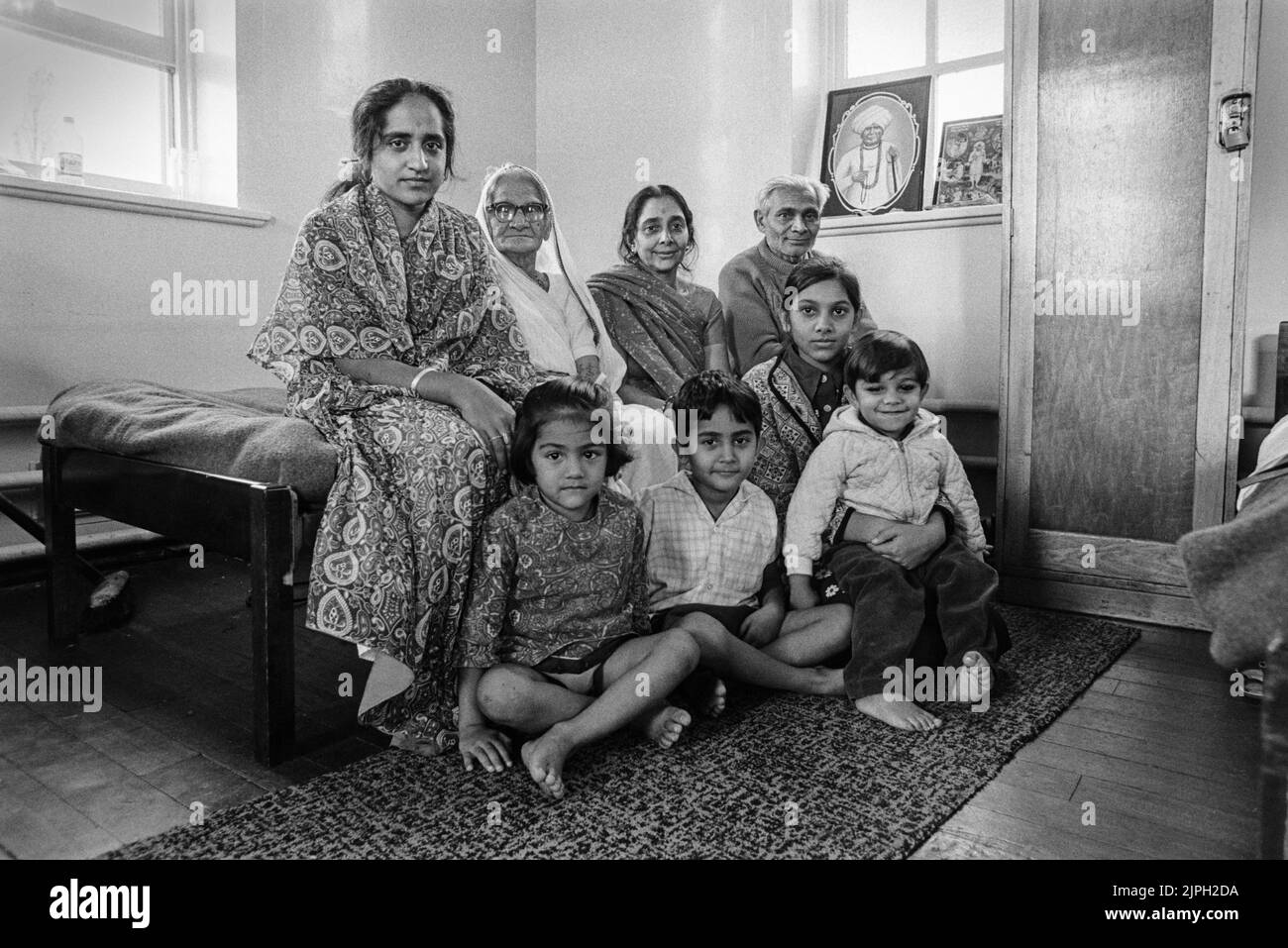 Rifugiati ugandesi asiatici a Stradenshall Camp Suffolk gruppo di famiglia nella loro stanza 1972 Foto Stock