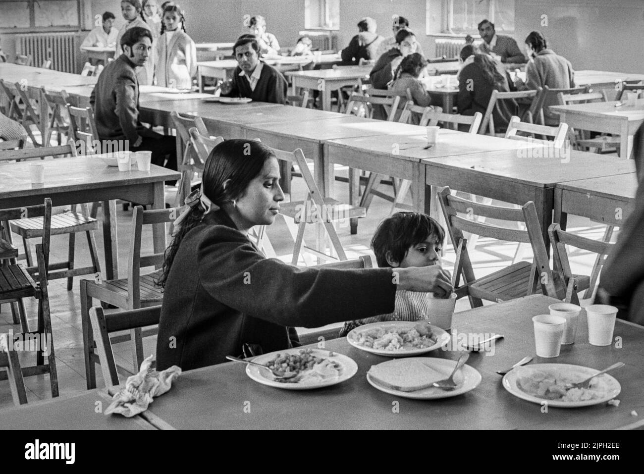 Rifugiati ugandesi asiatici nella mensa del campo Stradenshall Suffolk 1972 Foto Stock