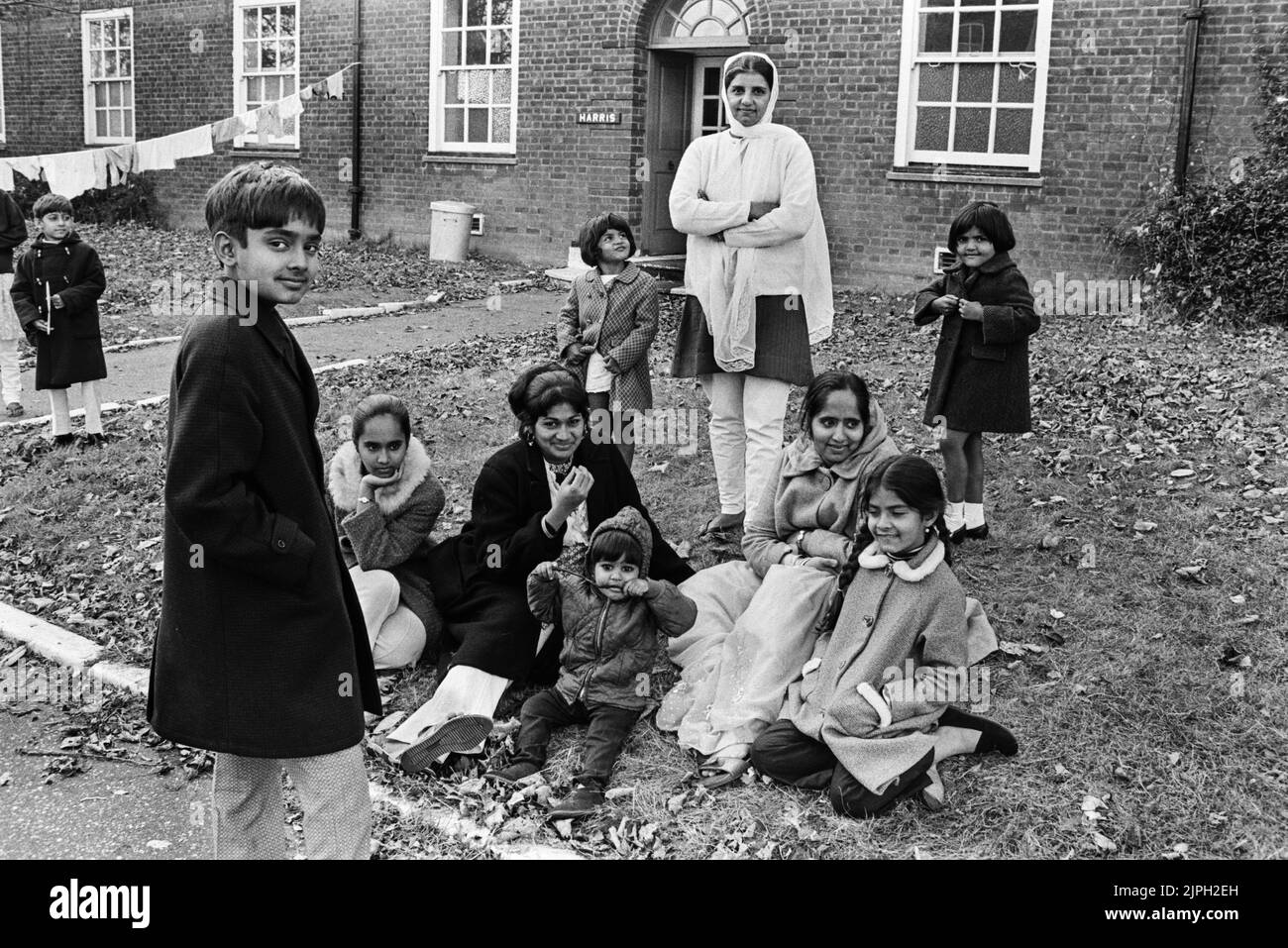 Rifugiati ugandesi asiatici nel gruppo familiare Stradenshall Camp Suffolk 1972 Foto Stock