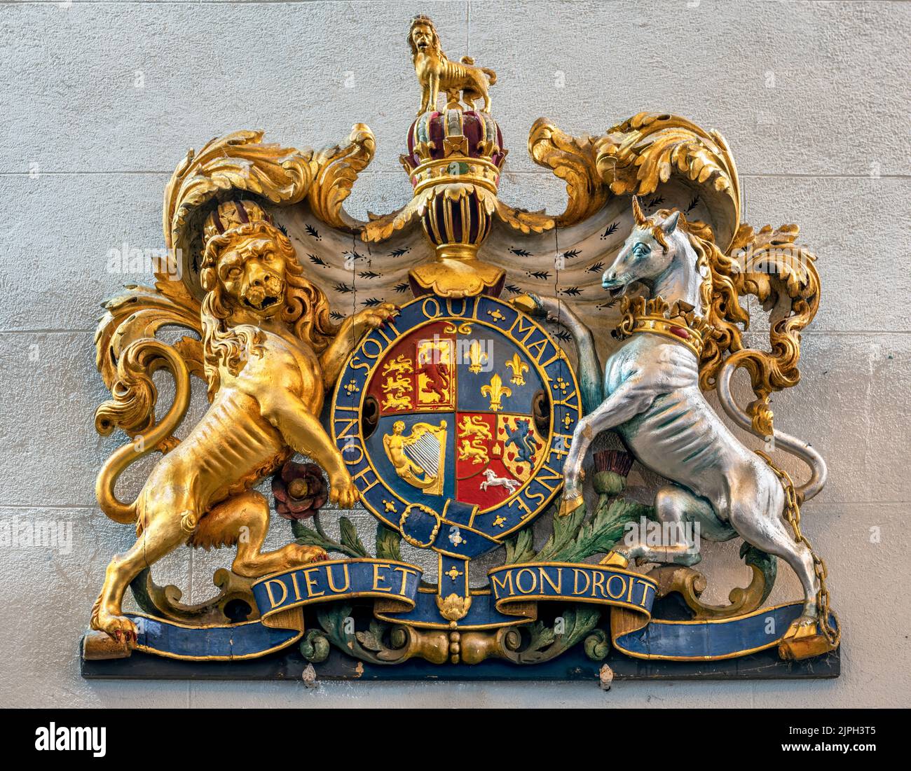La stemma reale della Gran Bretagna - il leone e l'unicorno che sostengono uno scudo per rappresentare rispettivamente l'Inghilterra e la Scozia. Sotto è il sov Foto Stock
