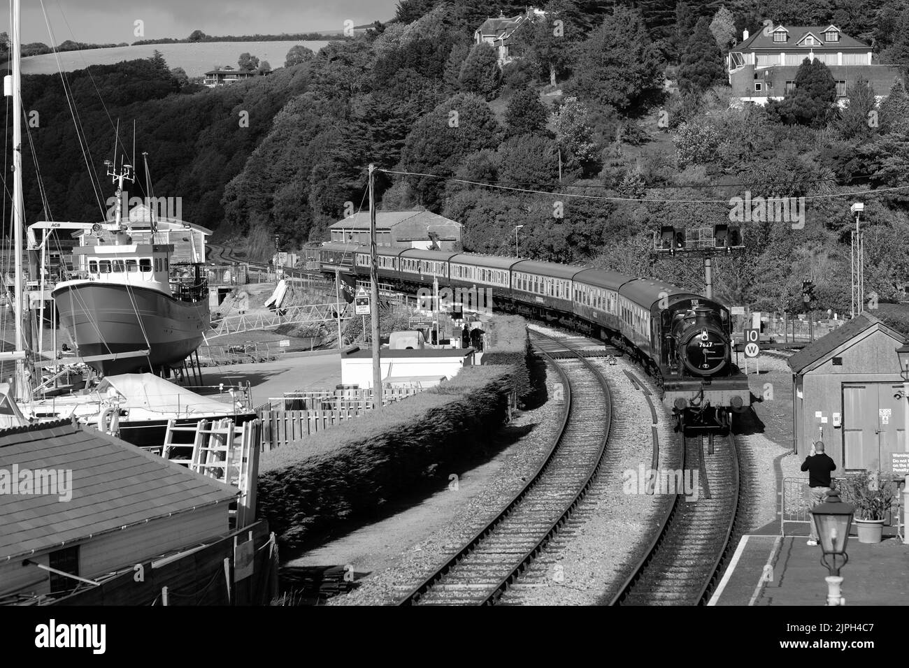 Treno a vapore e carrozze su Dartmouth Railway Dartmouth Devon Foto Stock