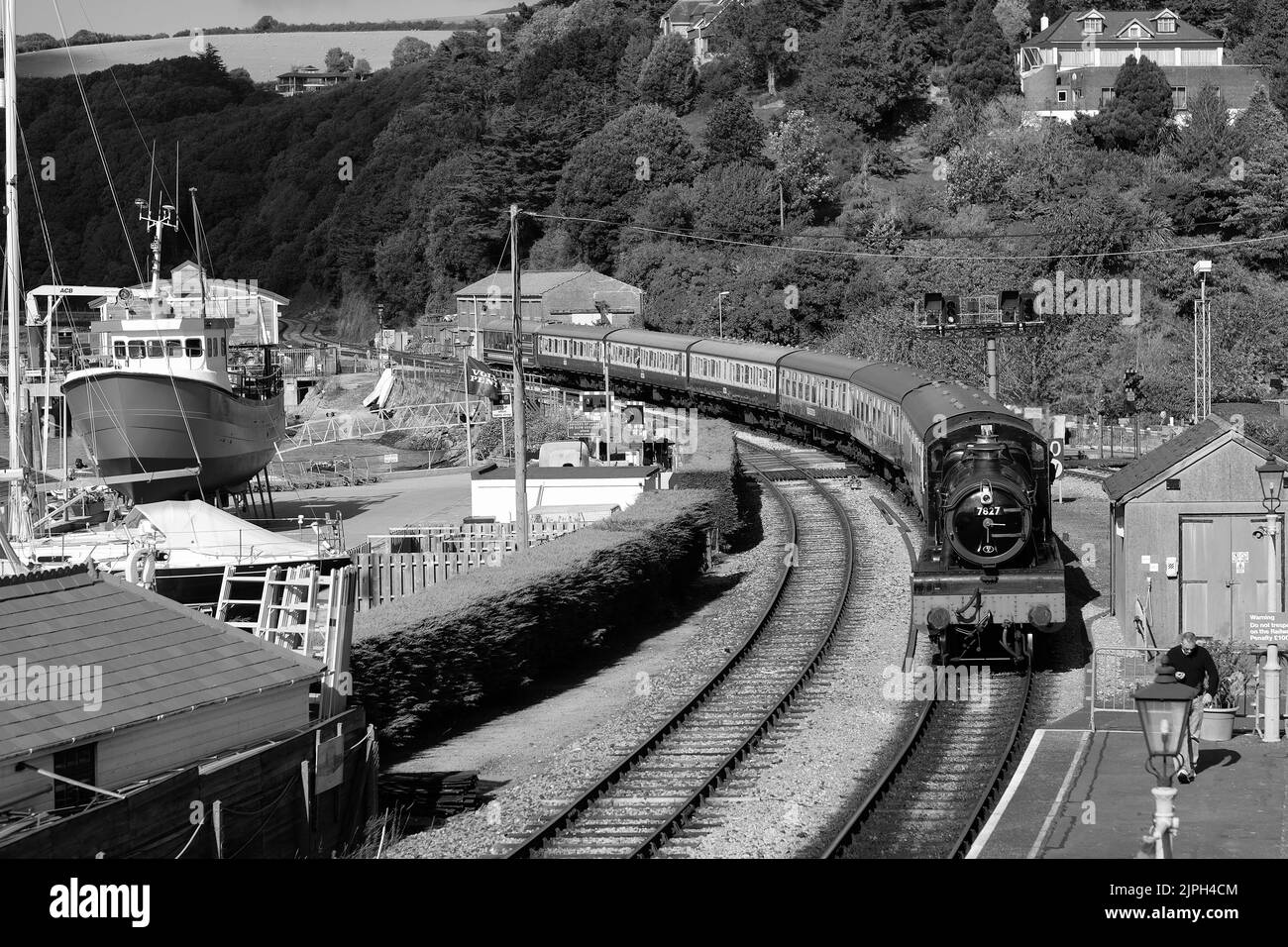 Treno a vapore e carrozze su Dartmouth Railway Dartmouth Devon Foto Stock