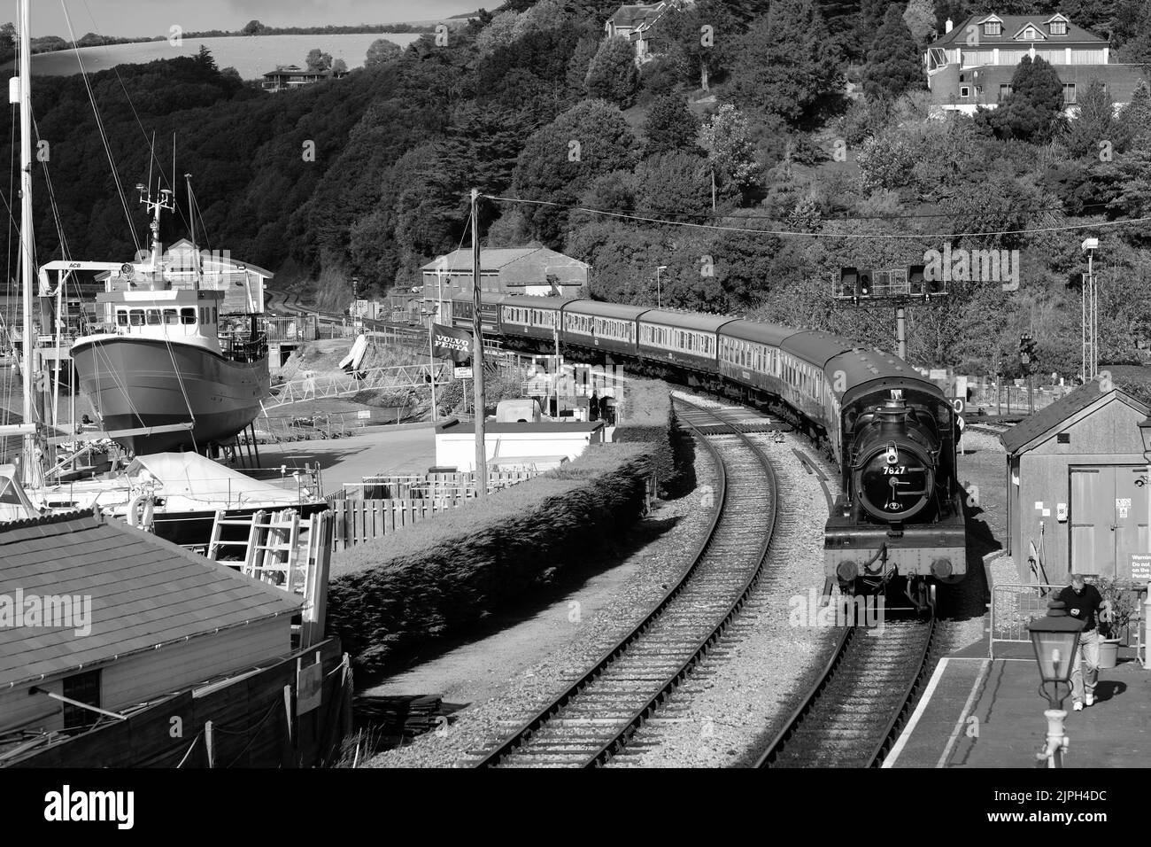 Treno a vapore e carrozze su Dartmouth Railway Dartmouth Devon Foto Stock