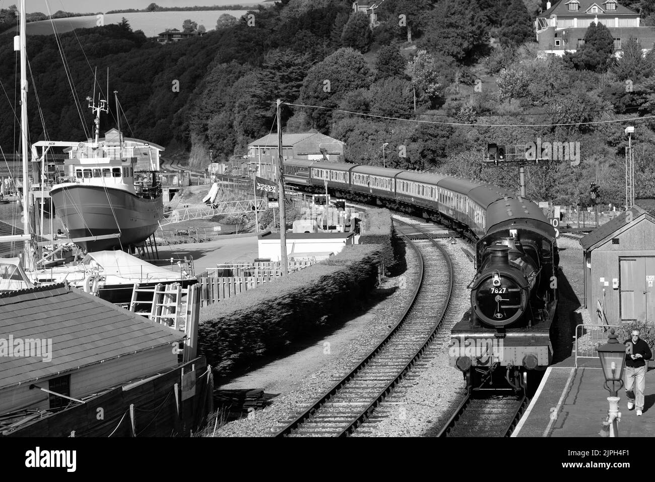 Treno a vapore e carrozze su Dartmouth Railway Dartmouth Devon Foto Stock