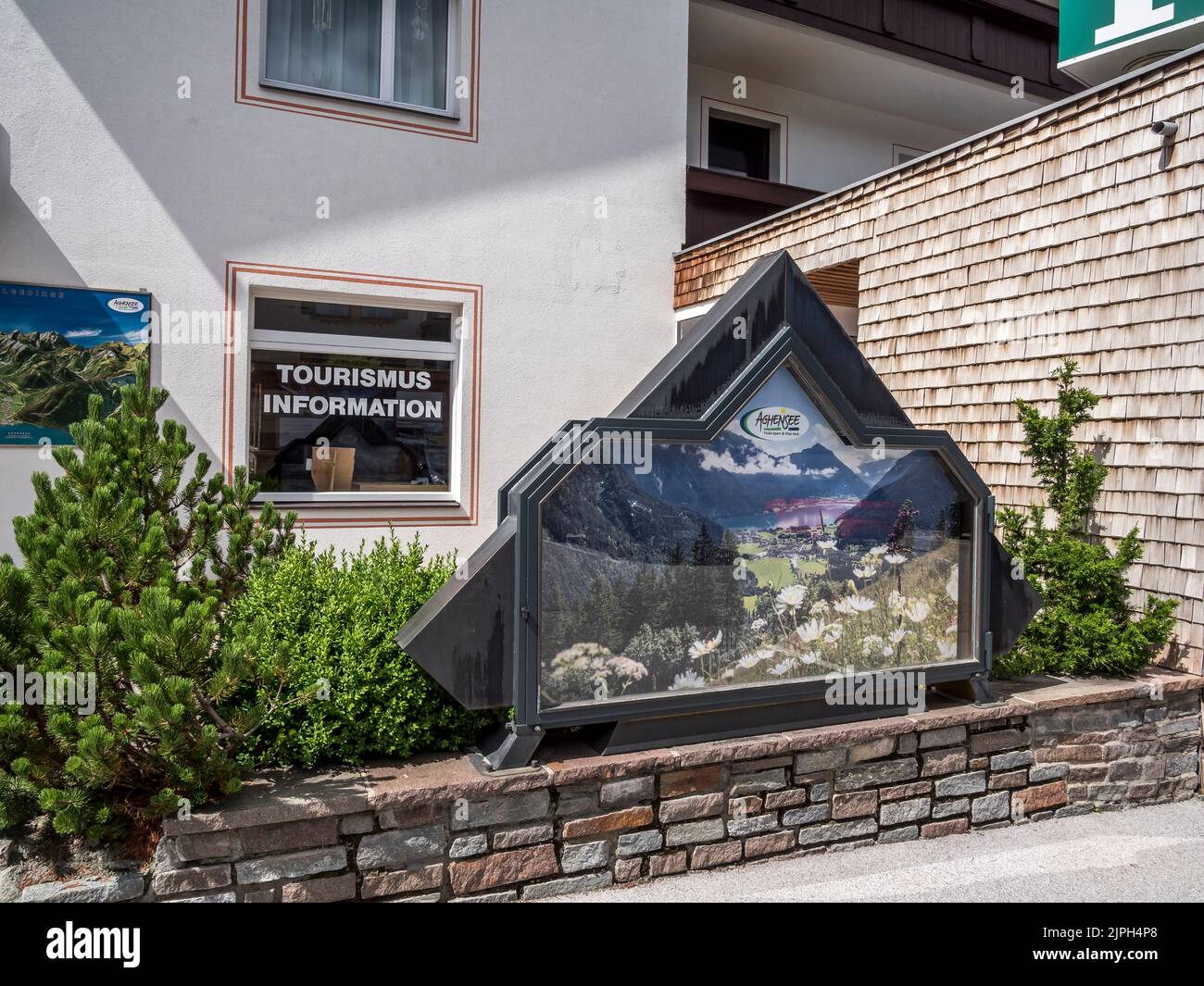 Scena di strada colorata presso l'Ufficio informazioni turistiche nella città di Pertisau località sul lago Achensee nei monti Karwendel del Tirolo Foto Stock